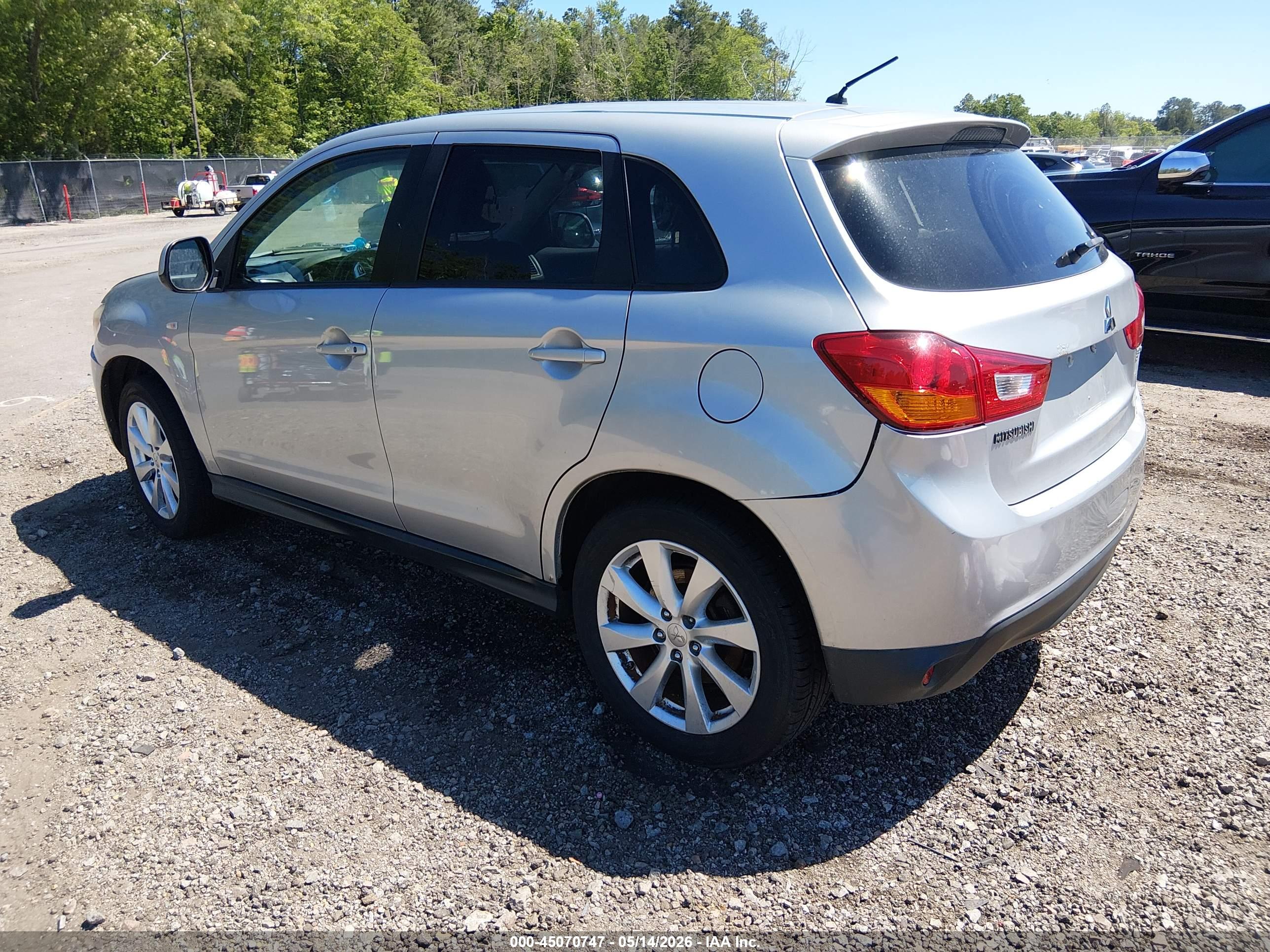 MITSUBISHI OUTLANDER image 3
