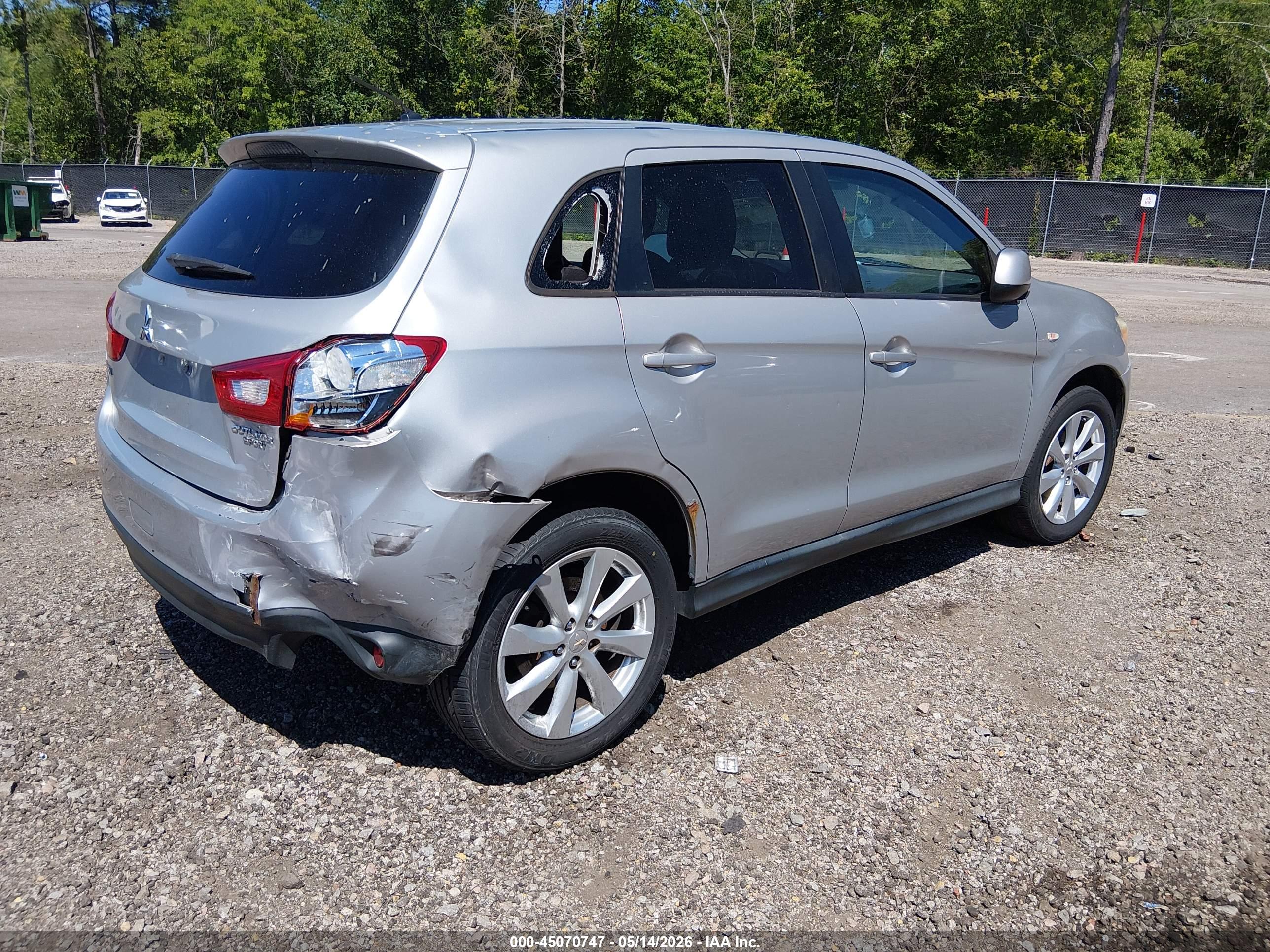 MITSUBISHI OUTLANDER image 4