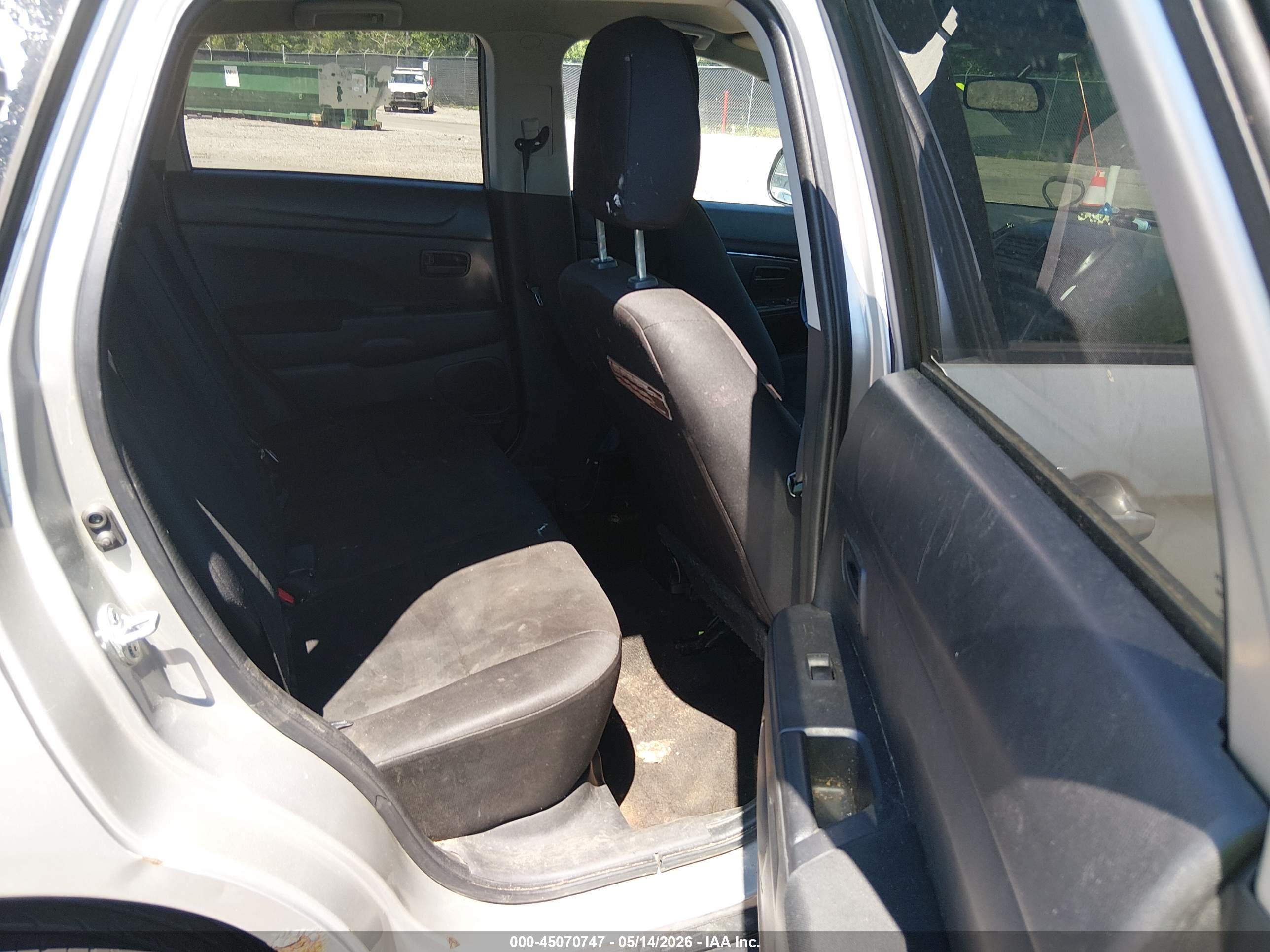 MITSUBISHI OUTLANDER image 8