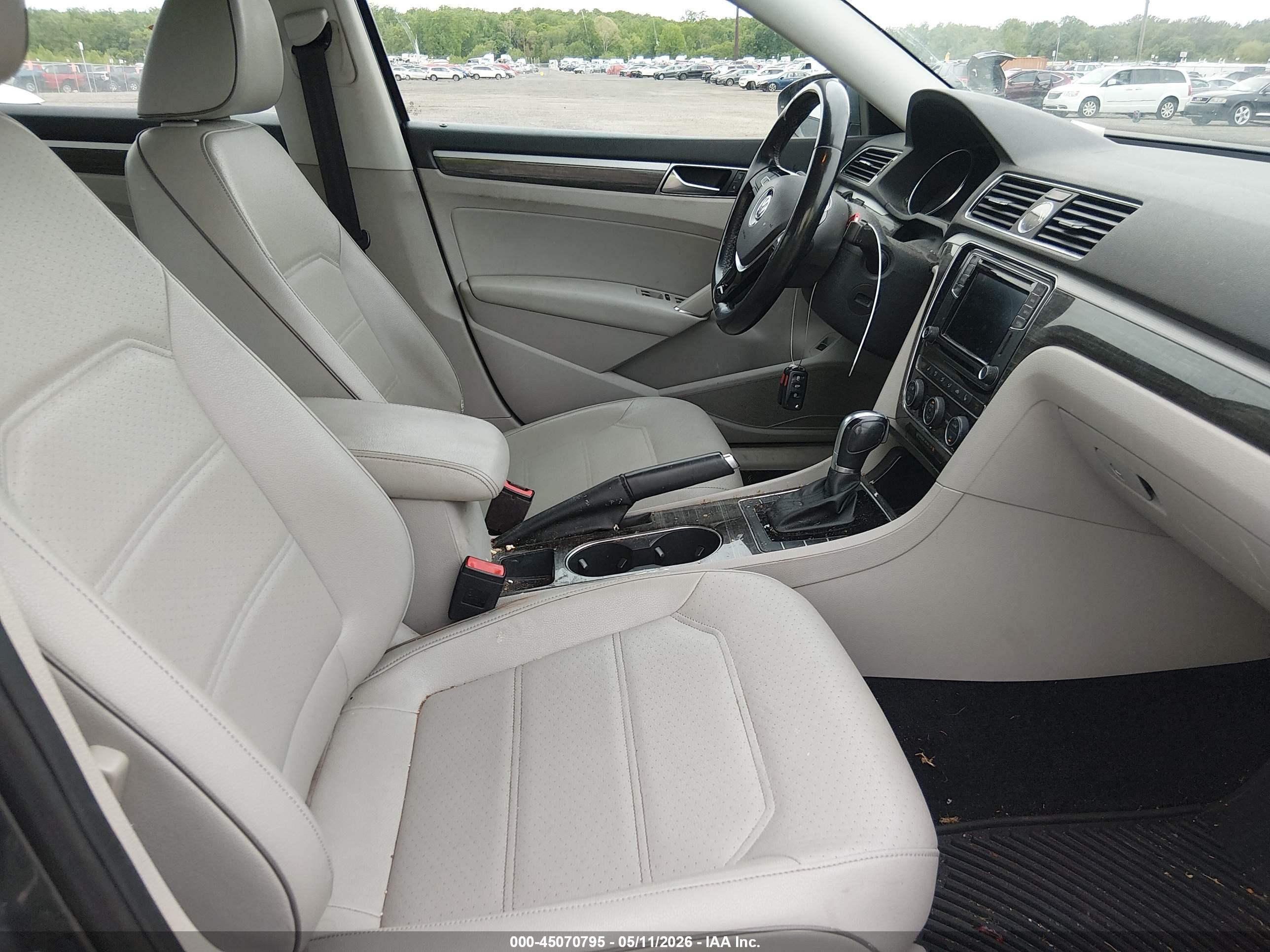 VOLKSWAGEN PASSAT image 5