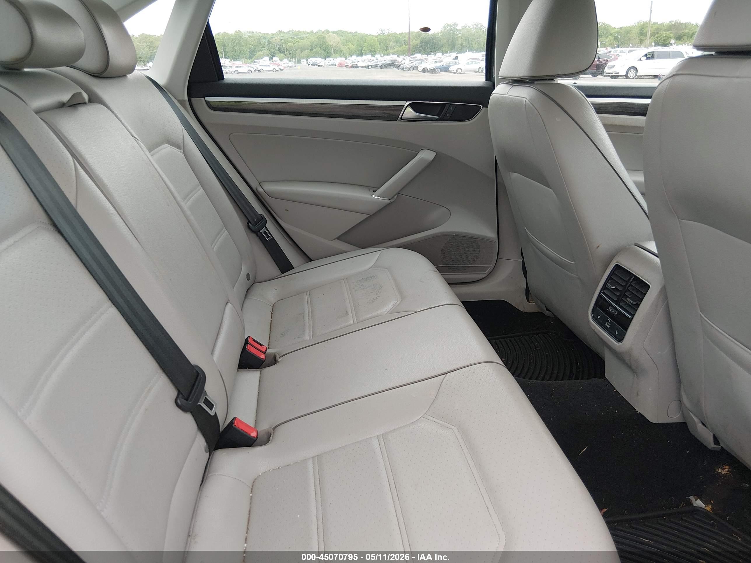 VOLKSWAGEN PASSAT image 8