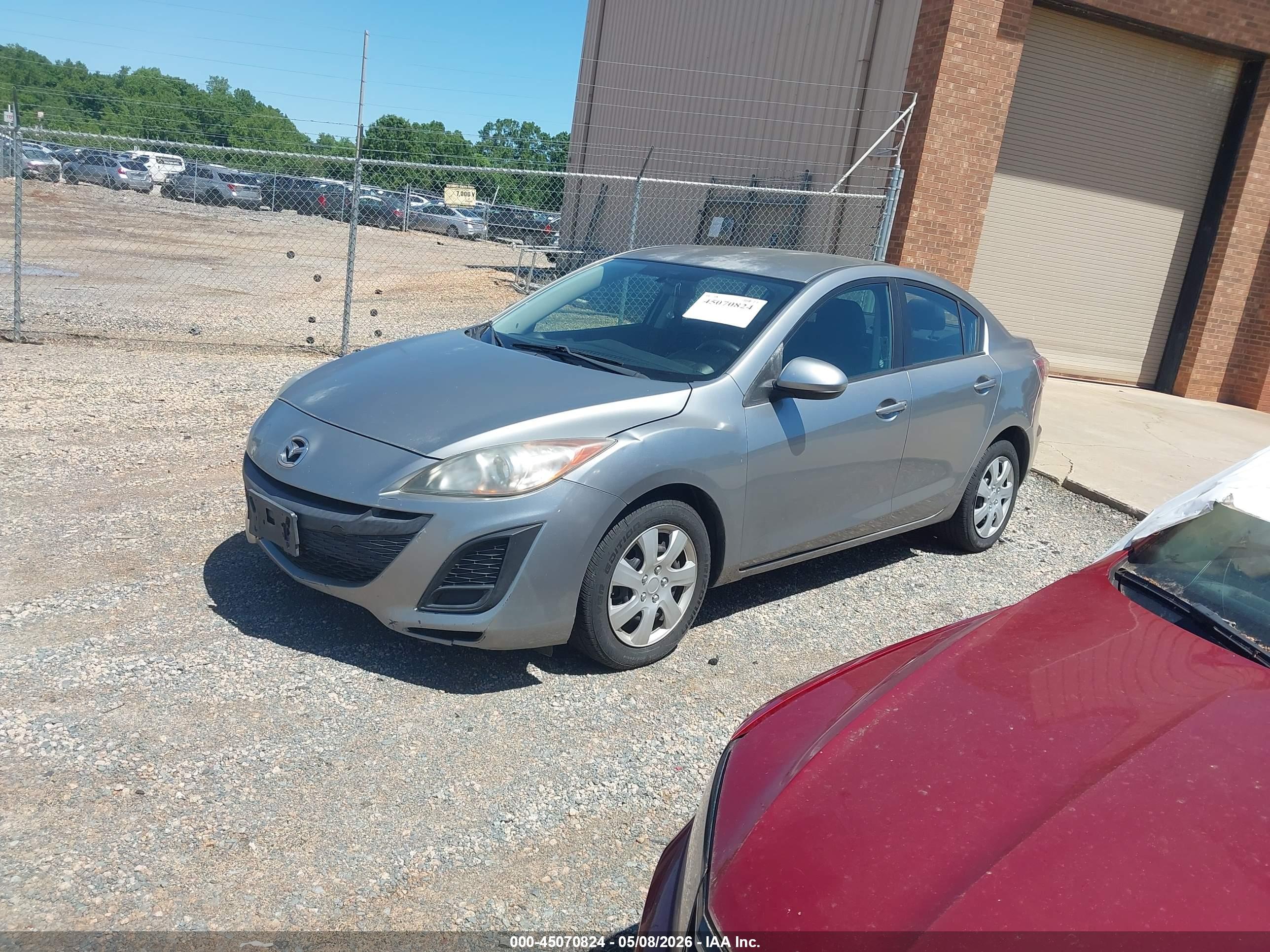 MAZDA MAZDA3 image 2