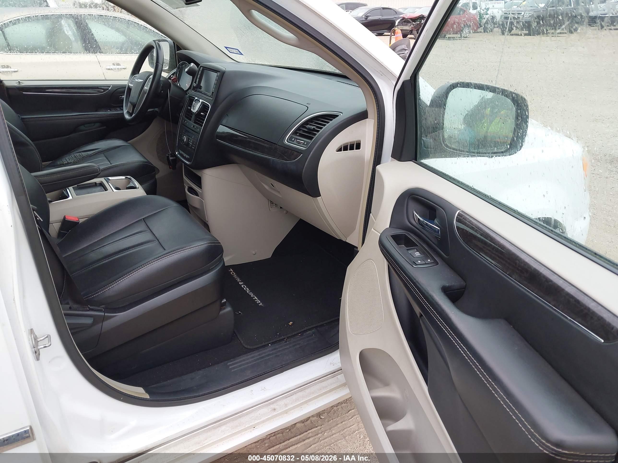 CHRYSLER TOWN image 5