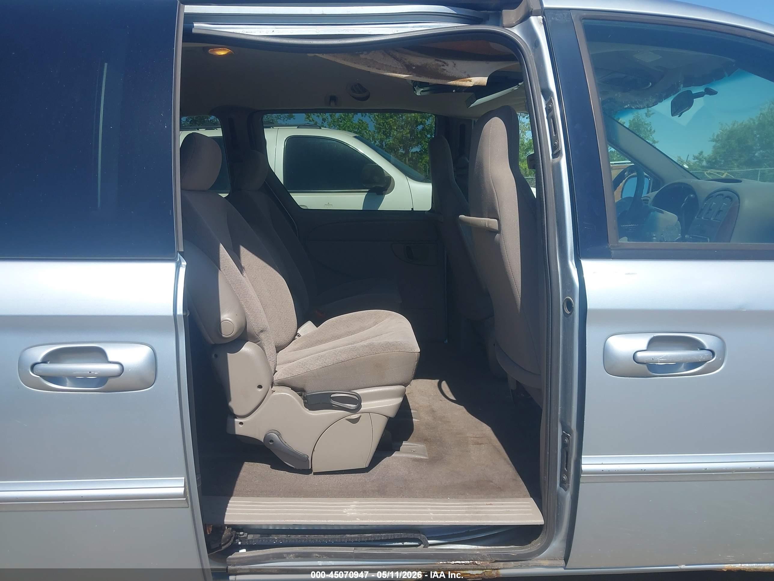 CHRYSLER TOWN image 8