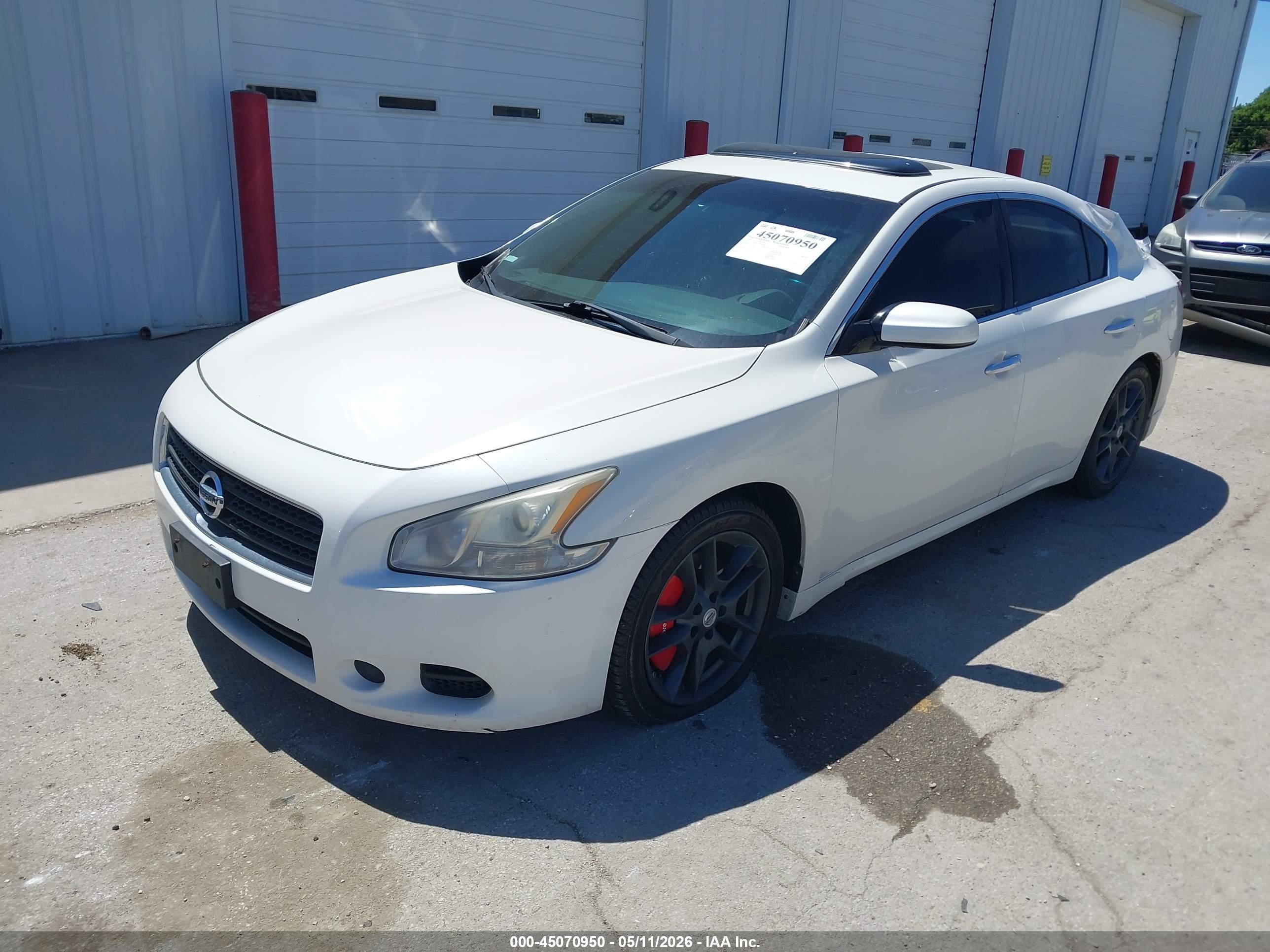 NISSAN MAXIMA image 2