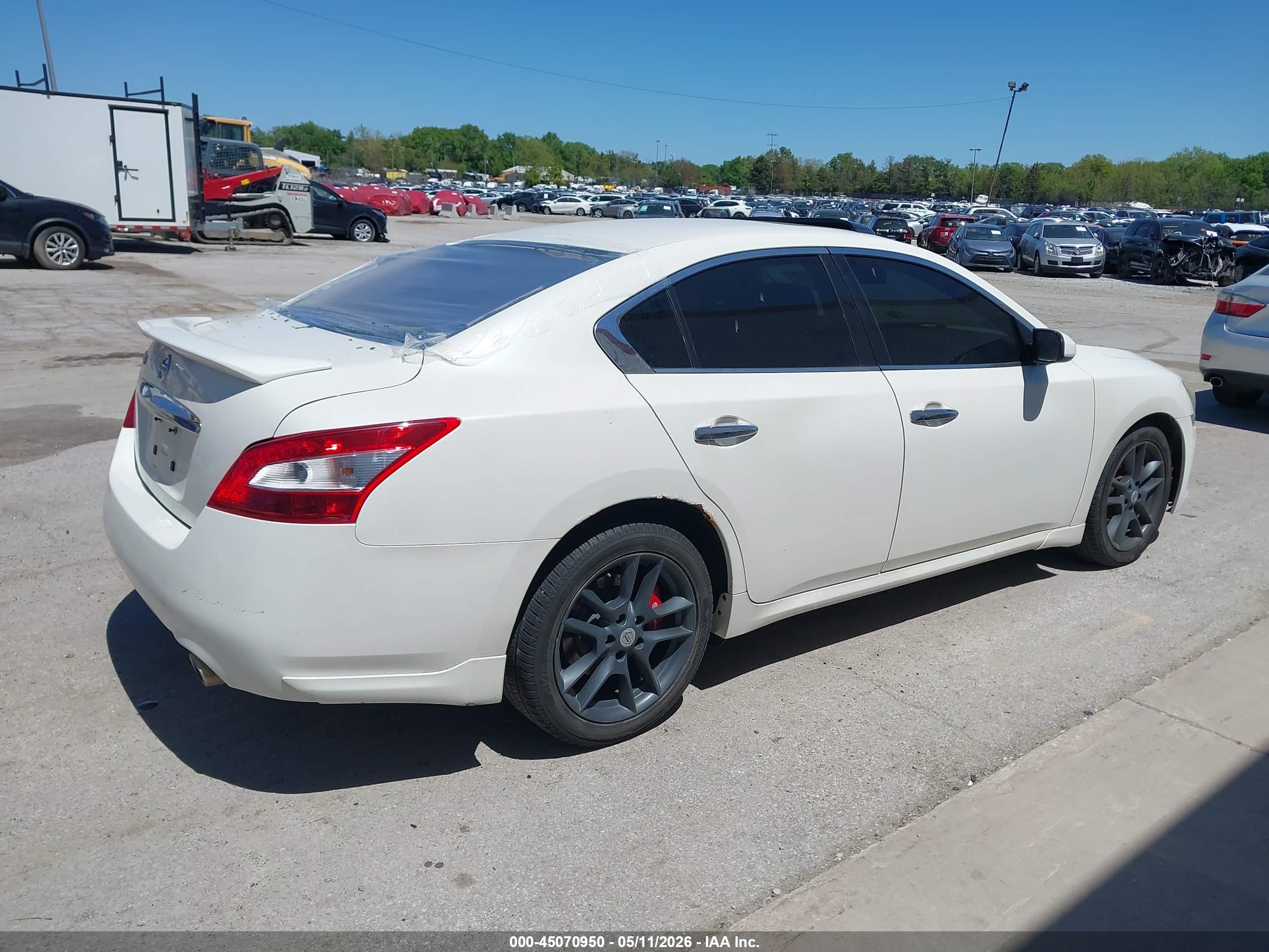 NISSAN MAXIMA image 4