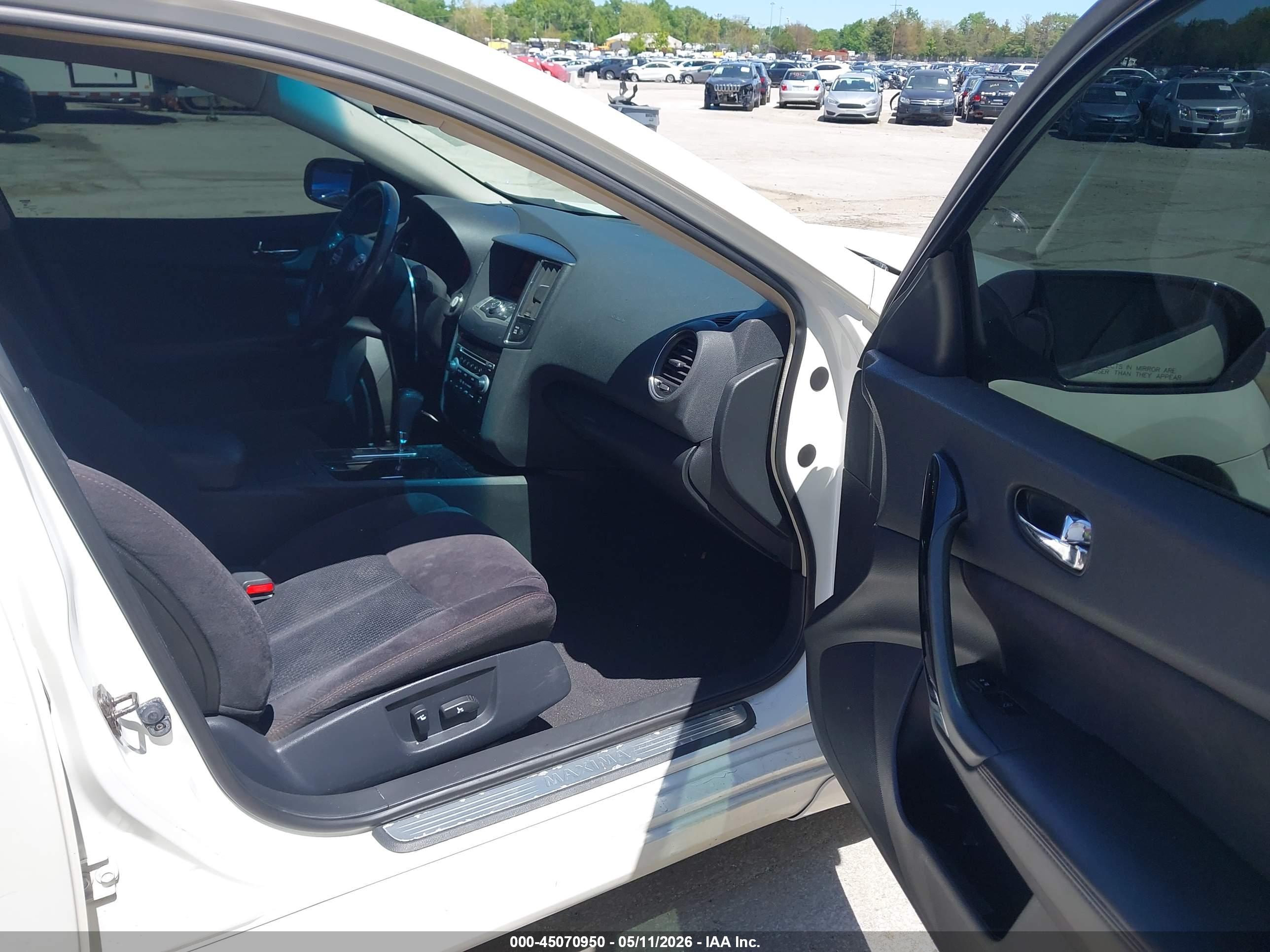 NISSAN MAXIMA image 5