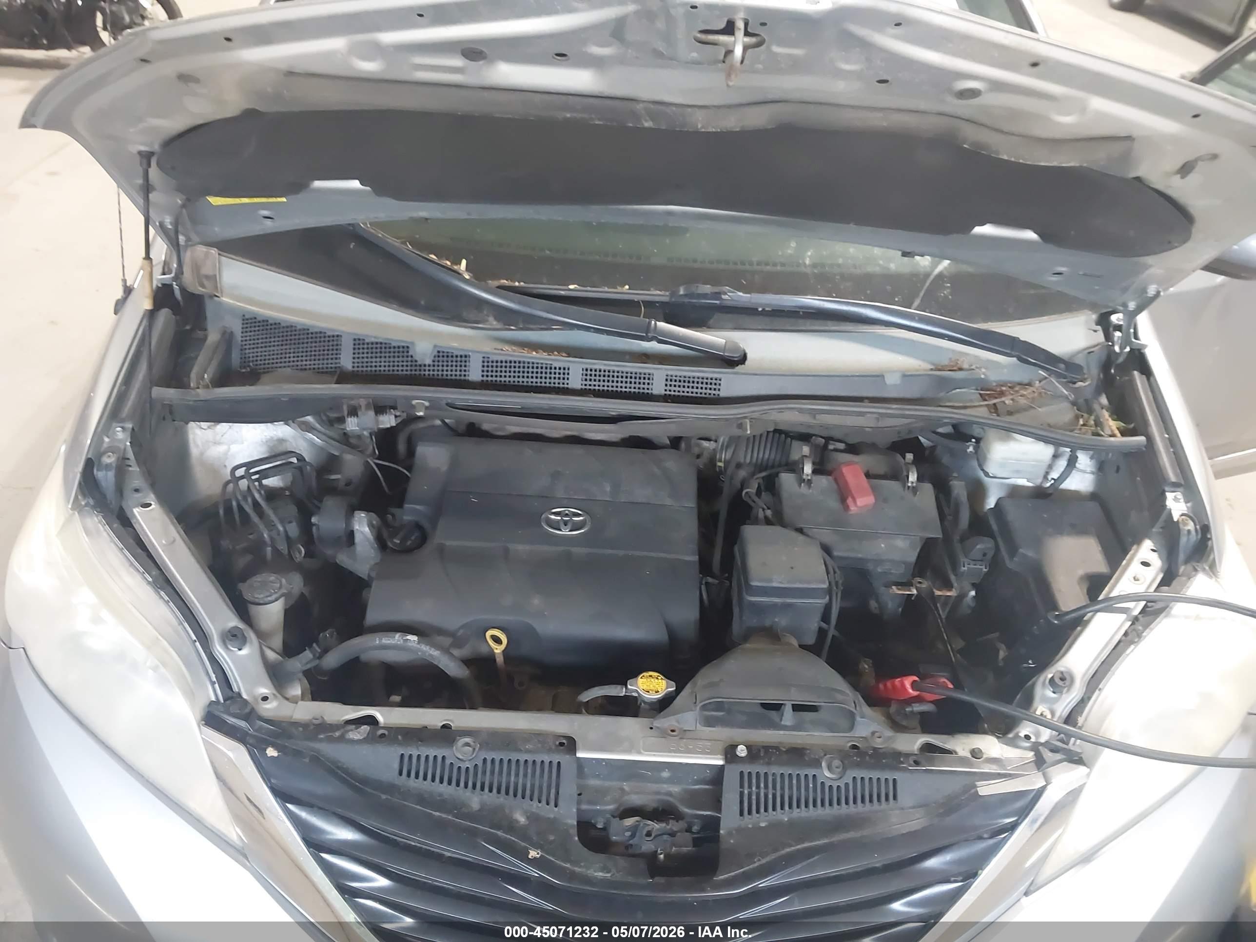 TOYOTA SIENNA image 10