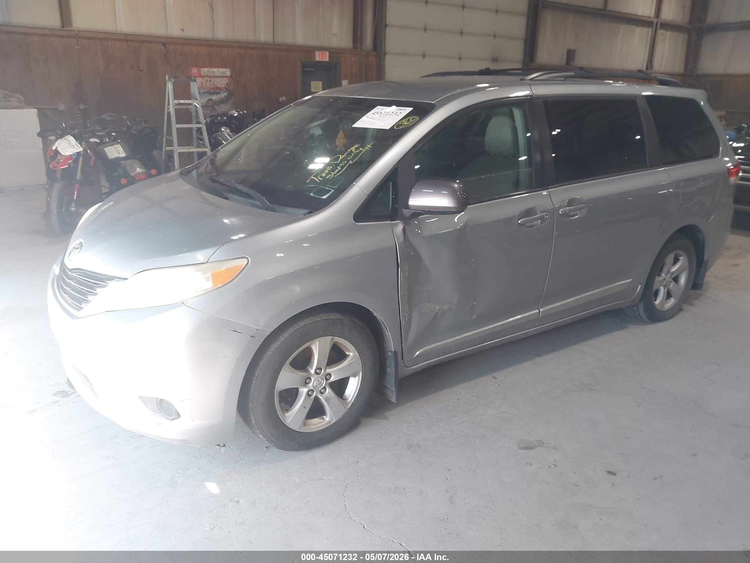 TOYOTA SIENNA image 2