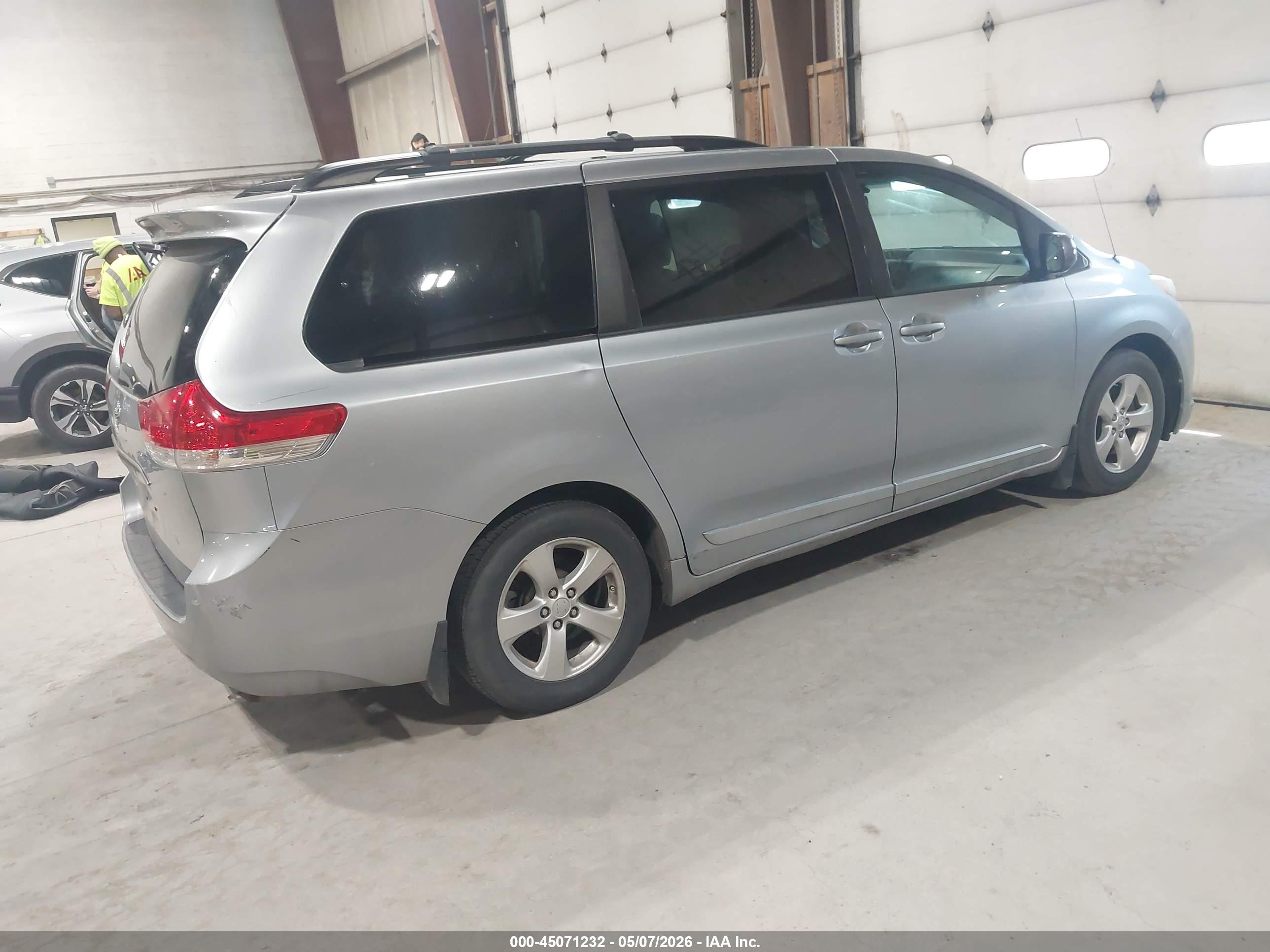 TOYOTA SIENNA image 4