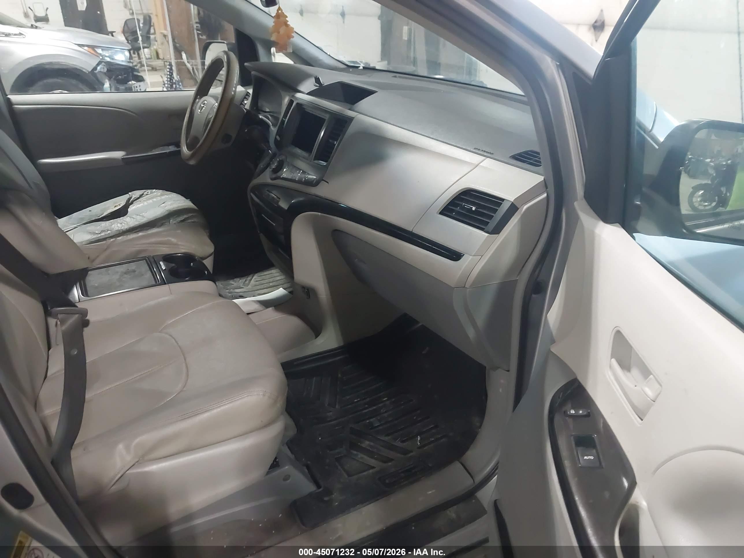 TOYOTA SIENNA image 5