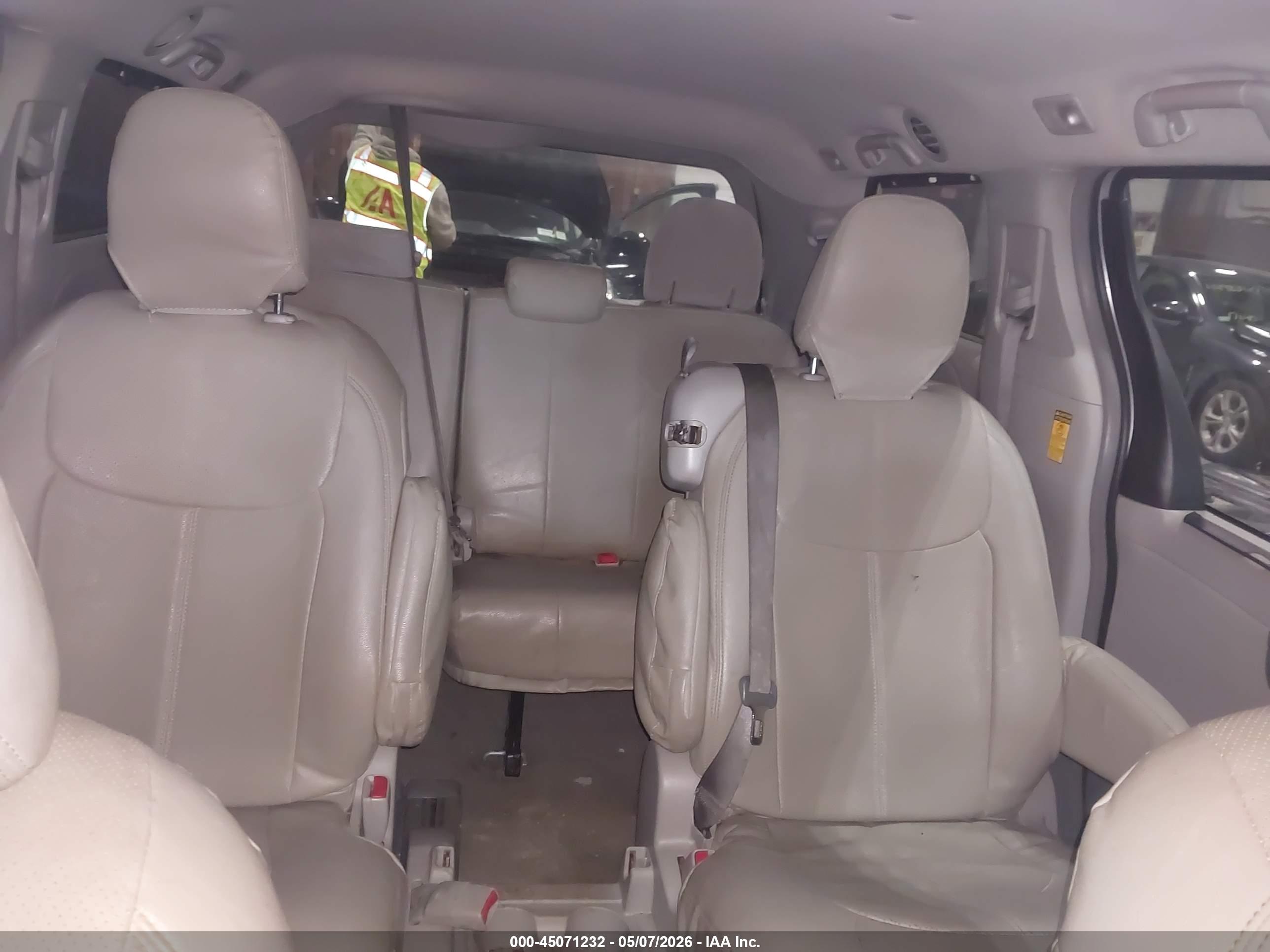 TOYOTA SIENNA image 8