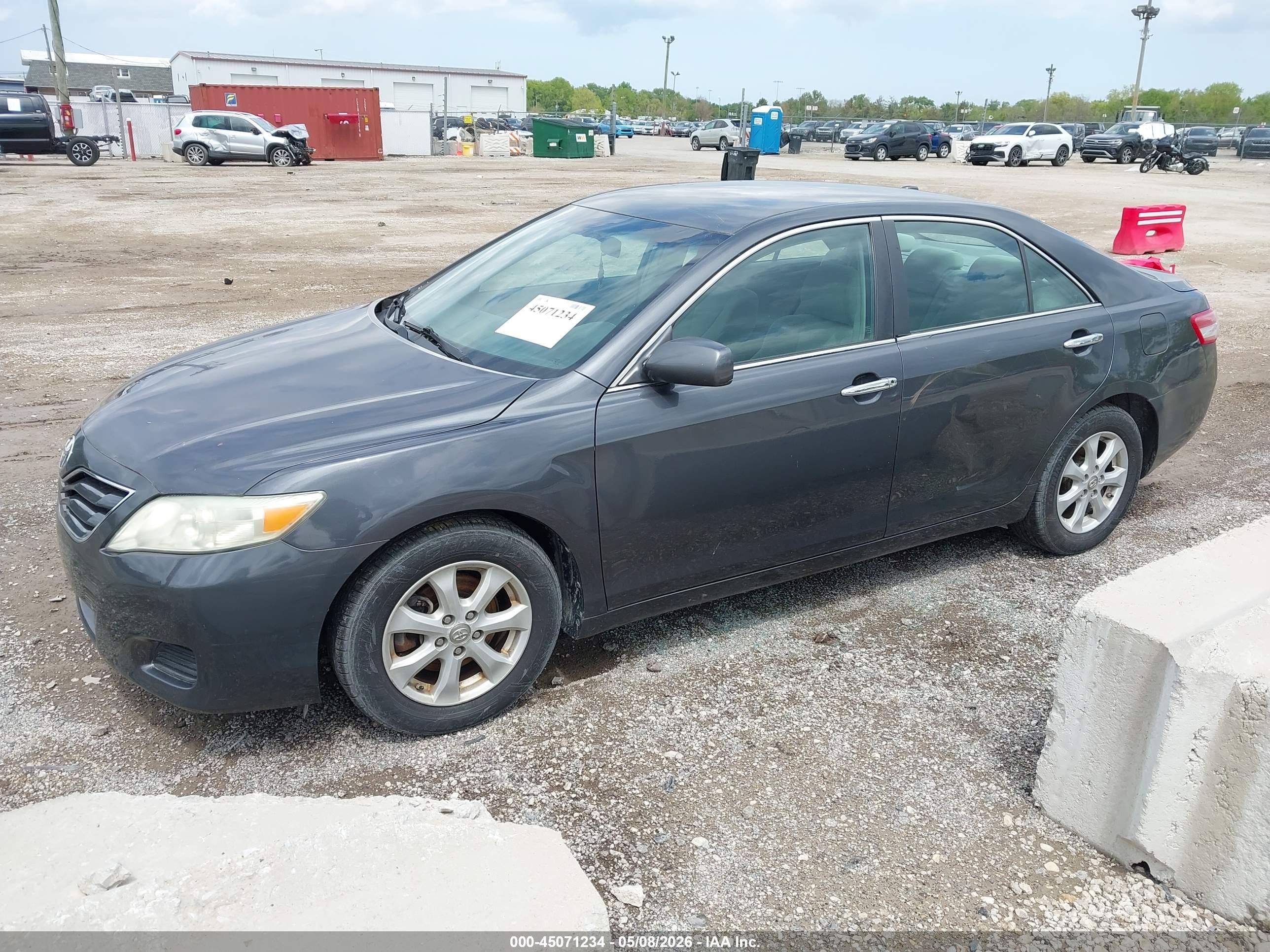 TOYOTA CAMRY image 2