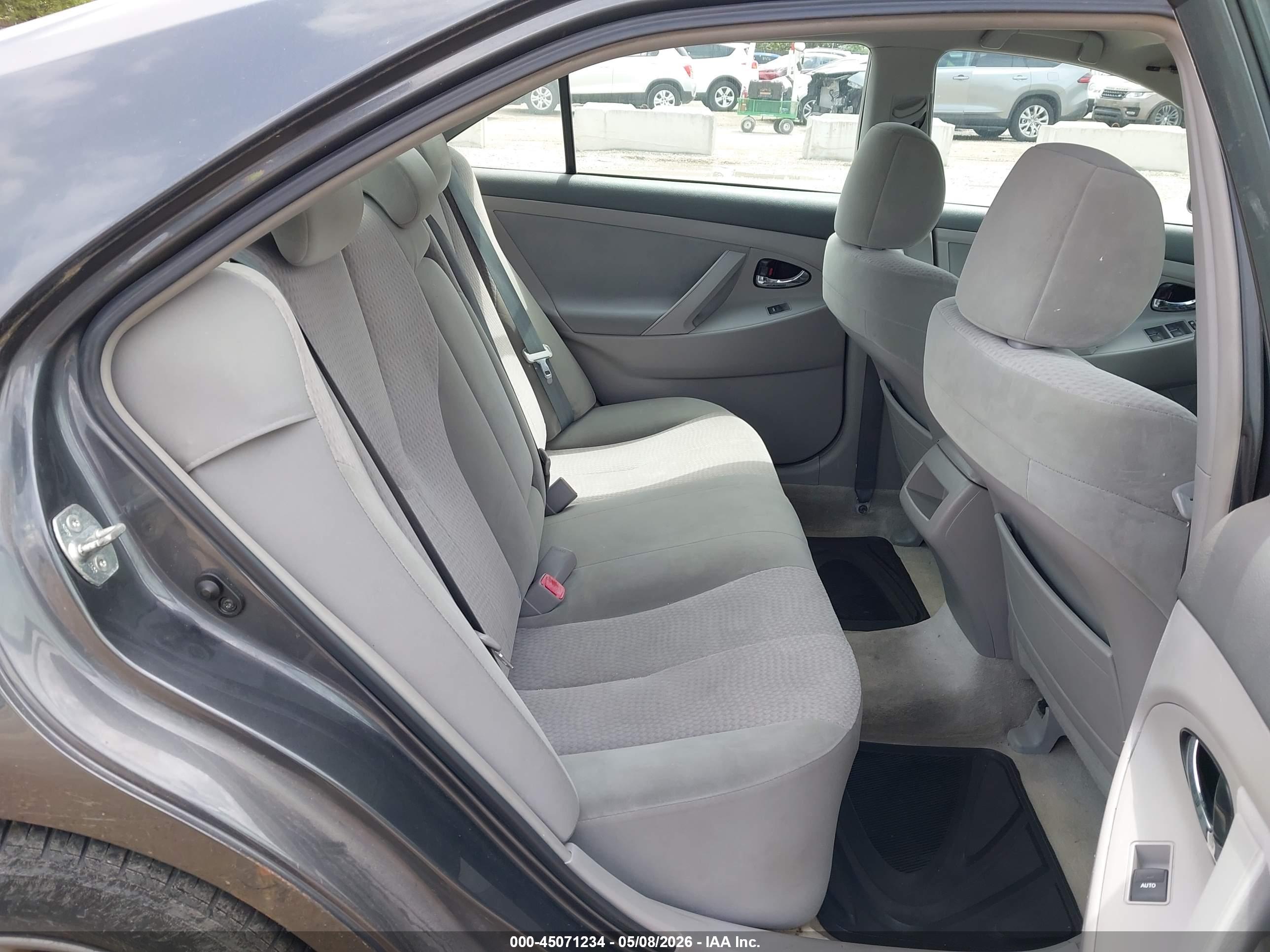 TOYOTA CAMRY image 8