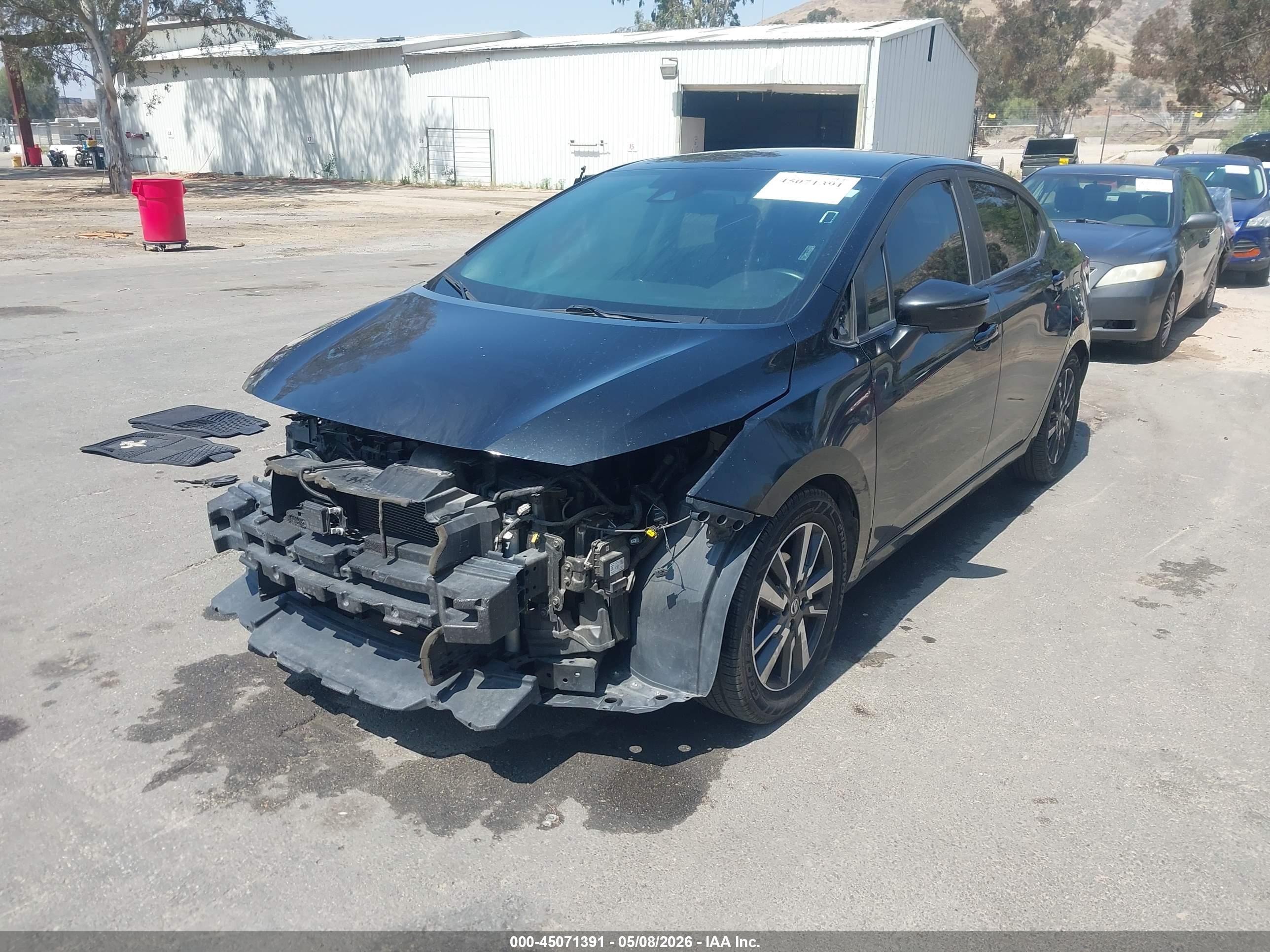 NISSAN VERSA image 2