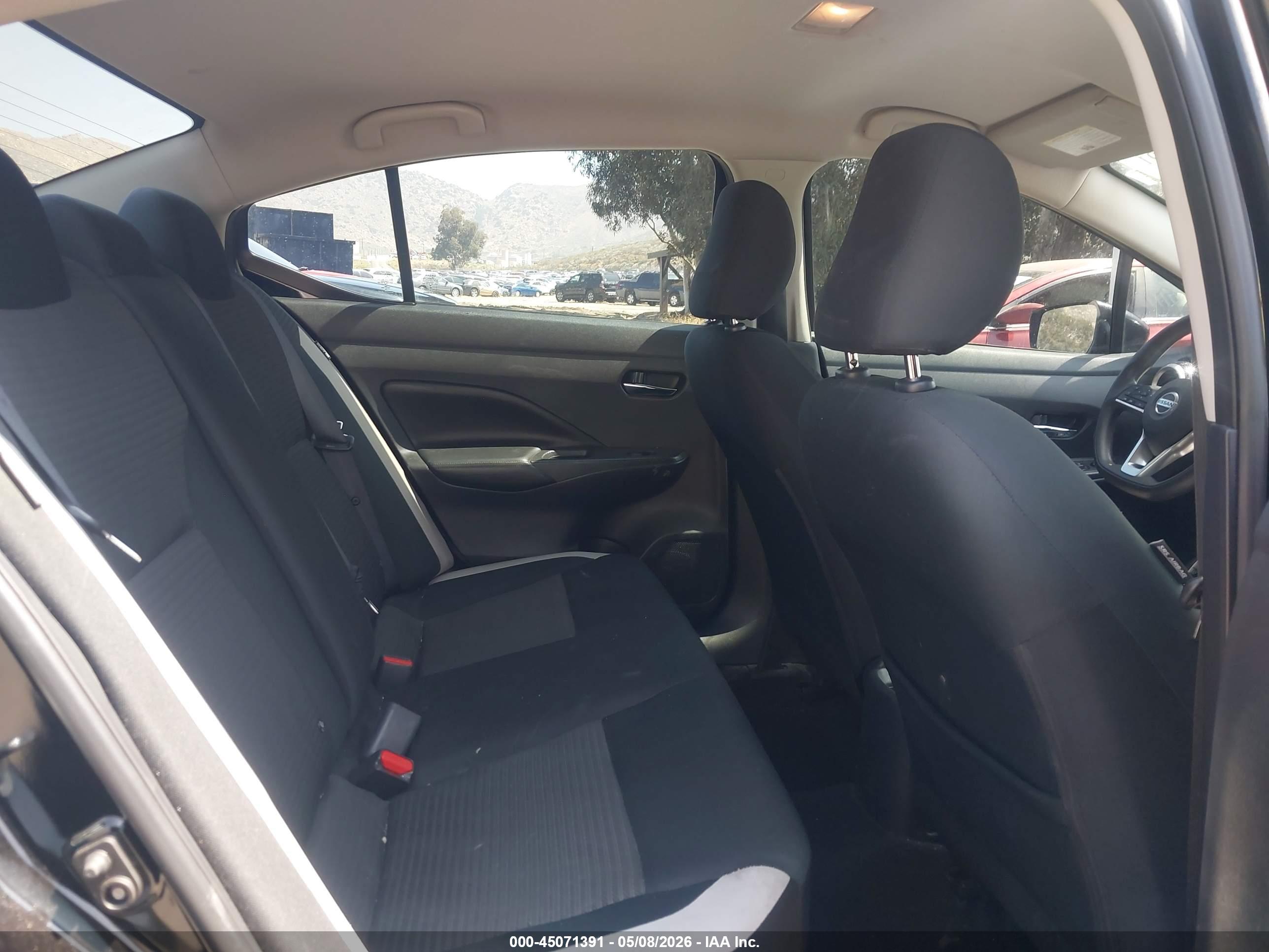 NISSAN VERSA image 8