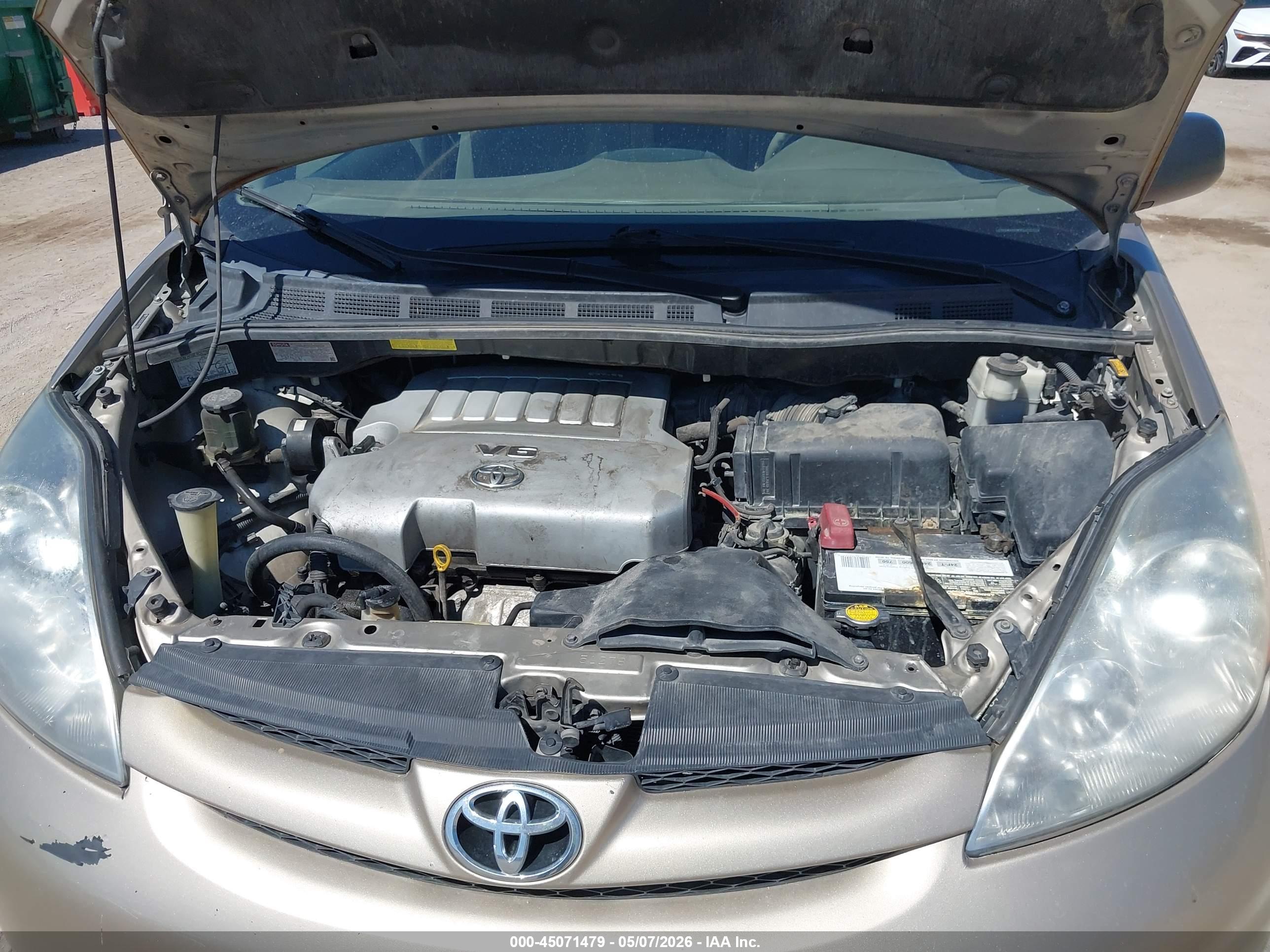 TOYOTA SIENNA image 10
