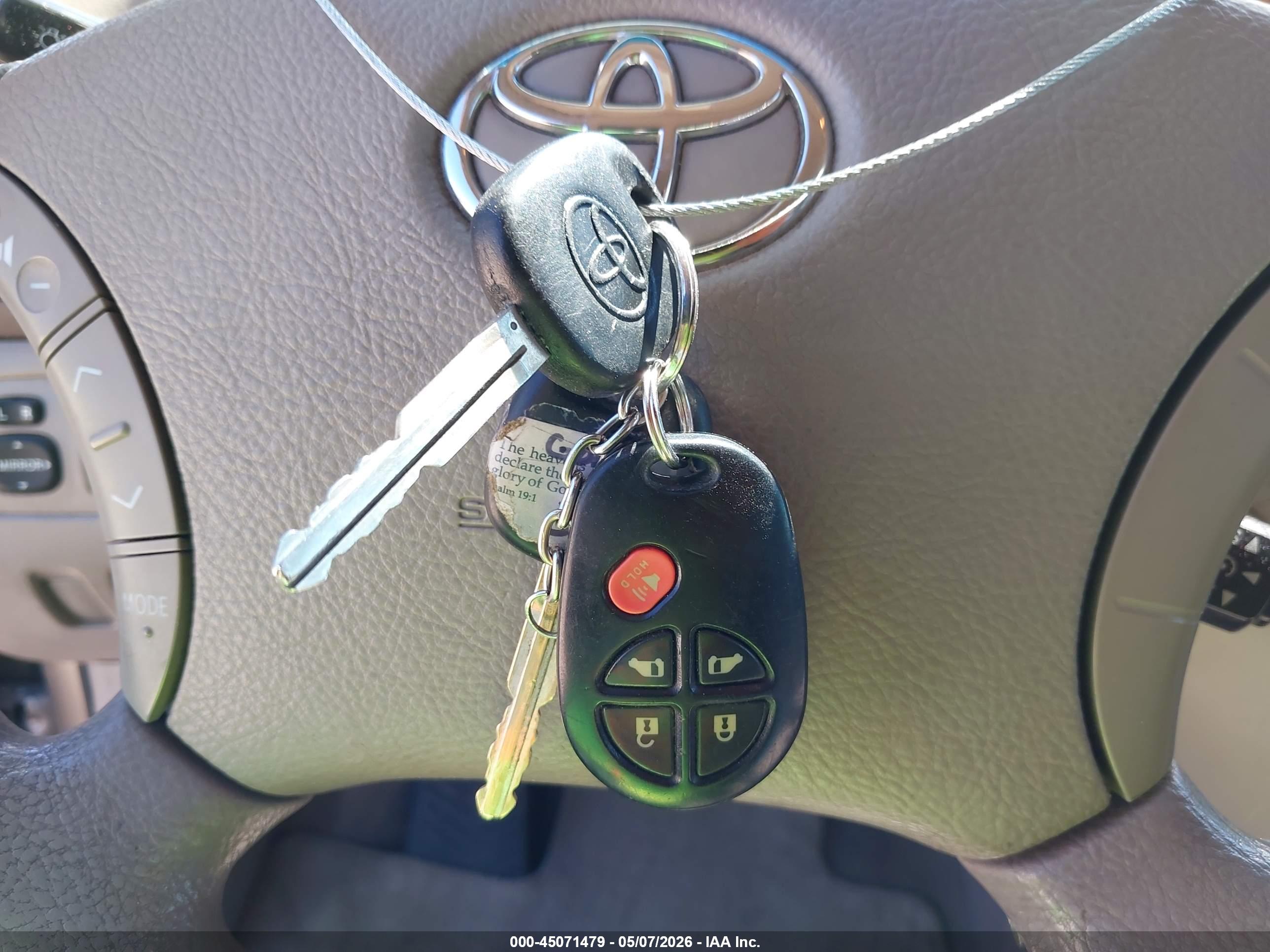 TOYOTA SIENNA image 11