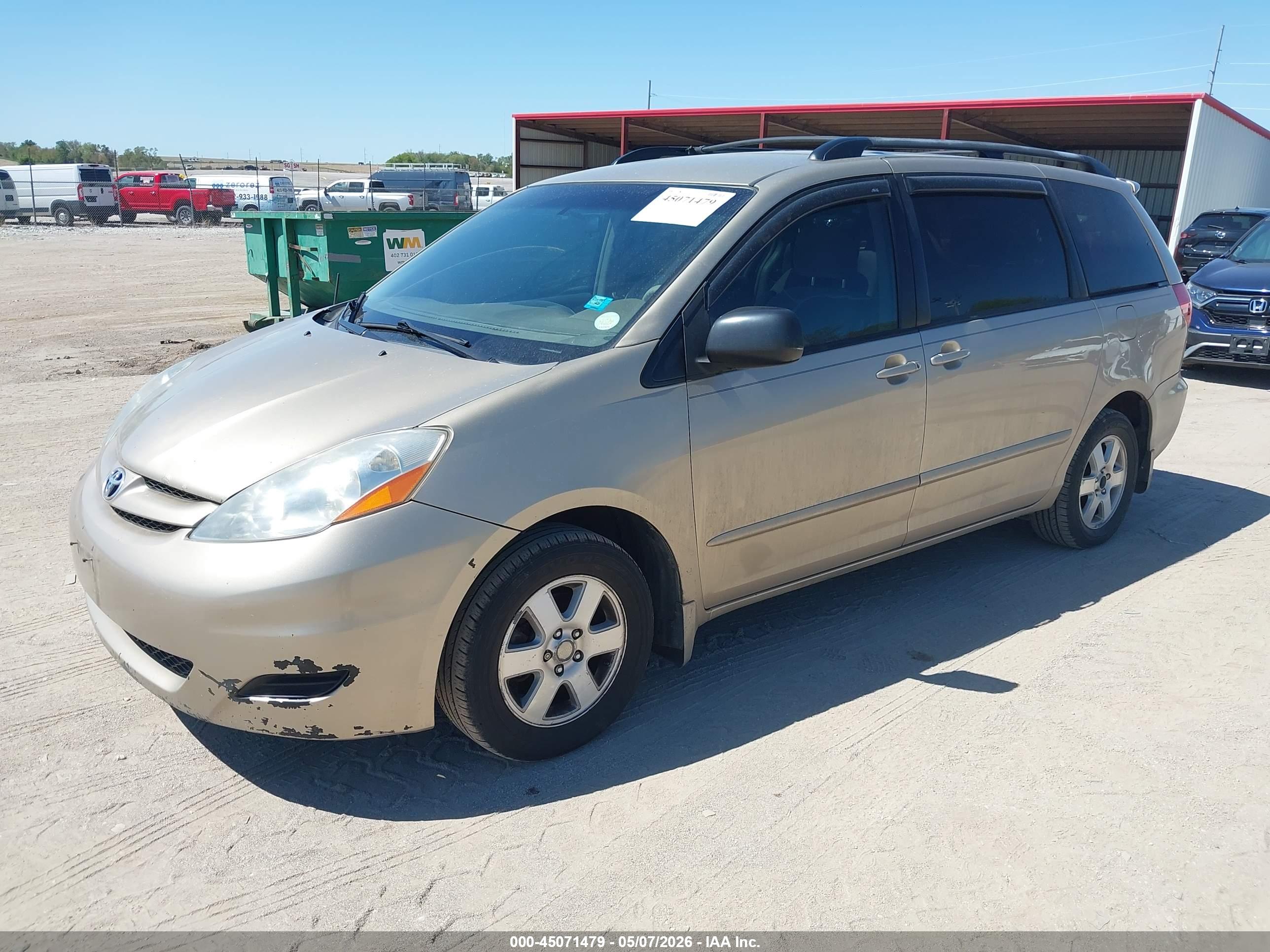 TOYOTA SIENNA image 2
