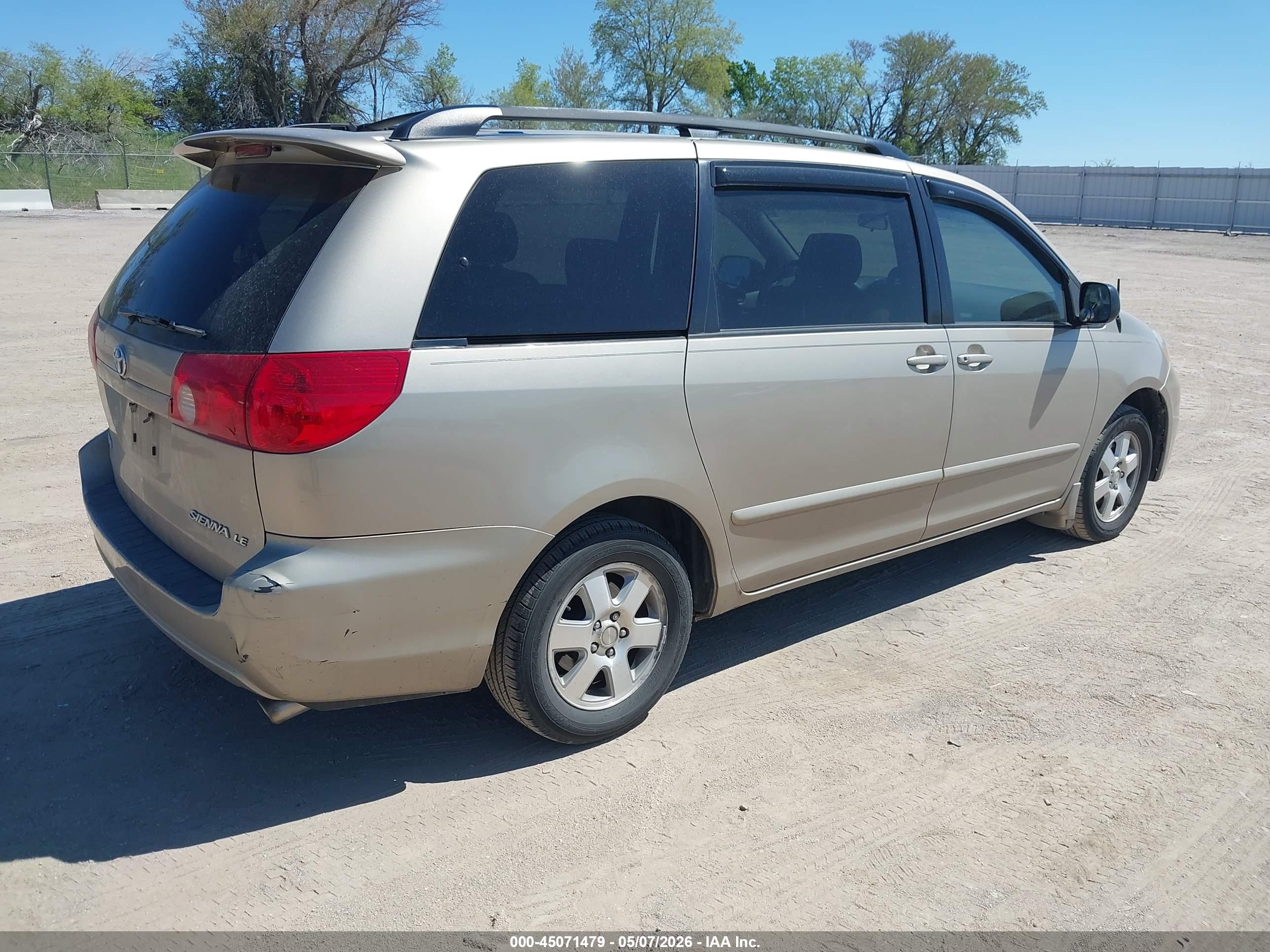 TOYOTA SIENNA image 4