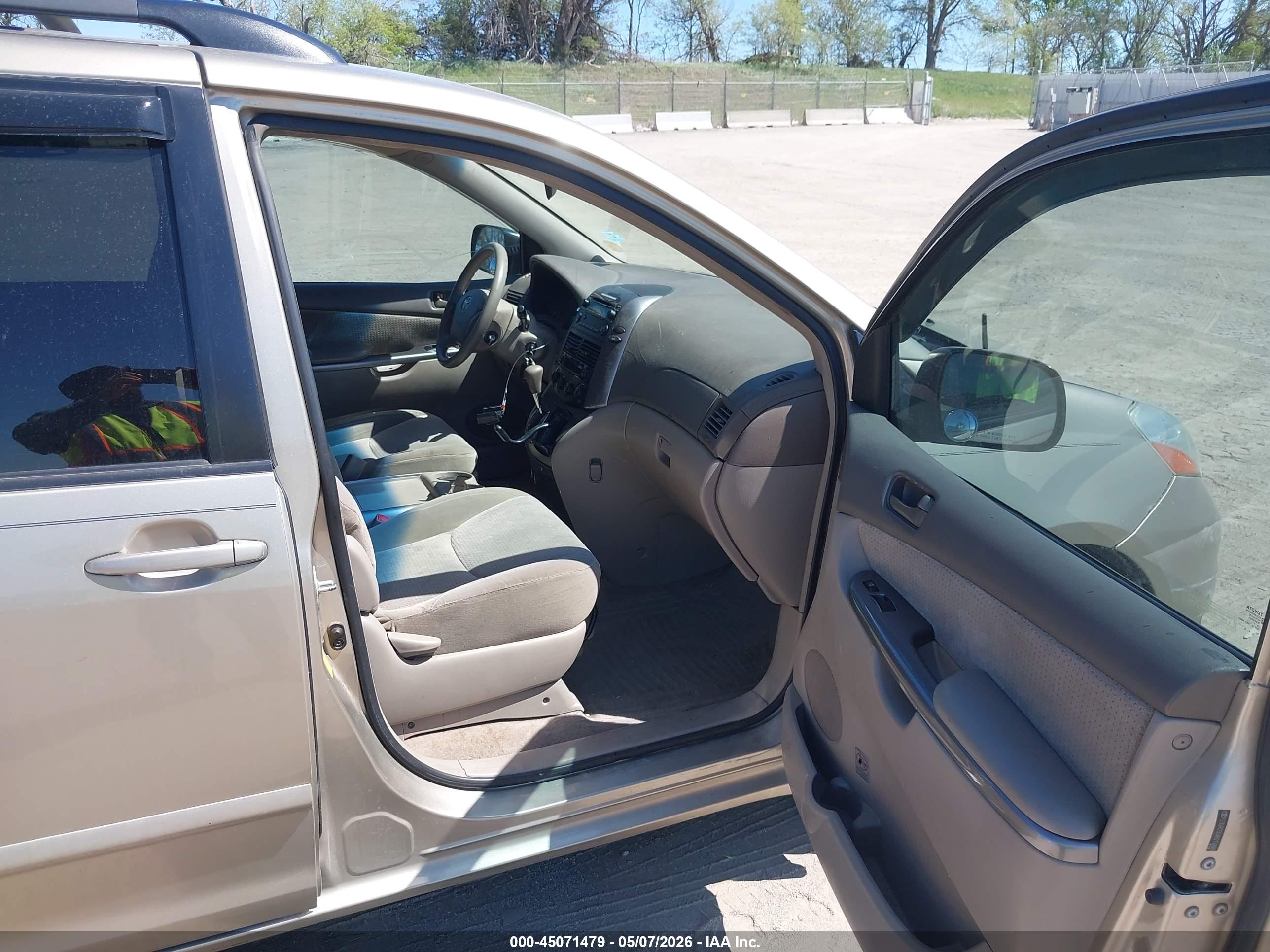 TOYOTA SIENNA image 5
