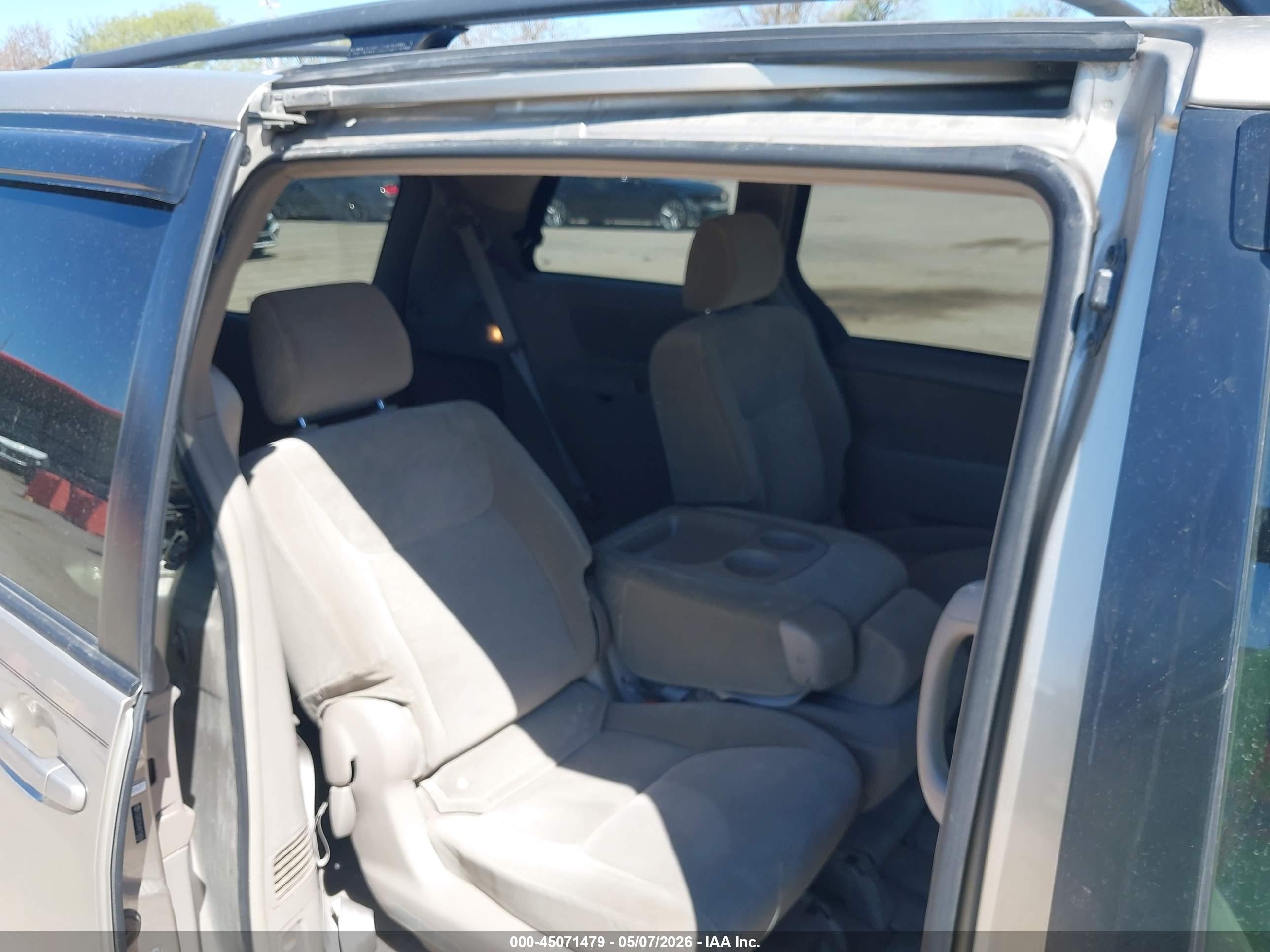 TOYOTA SIENNA image 8