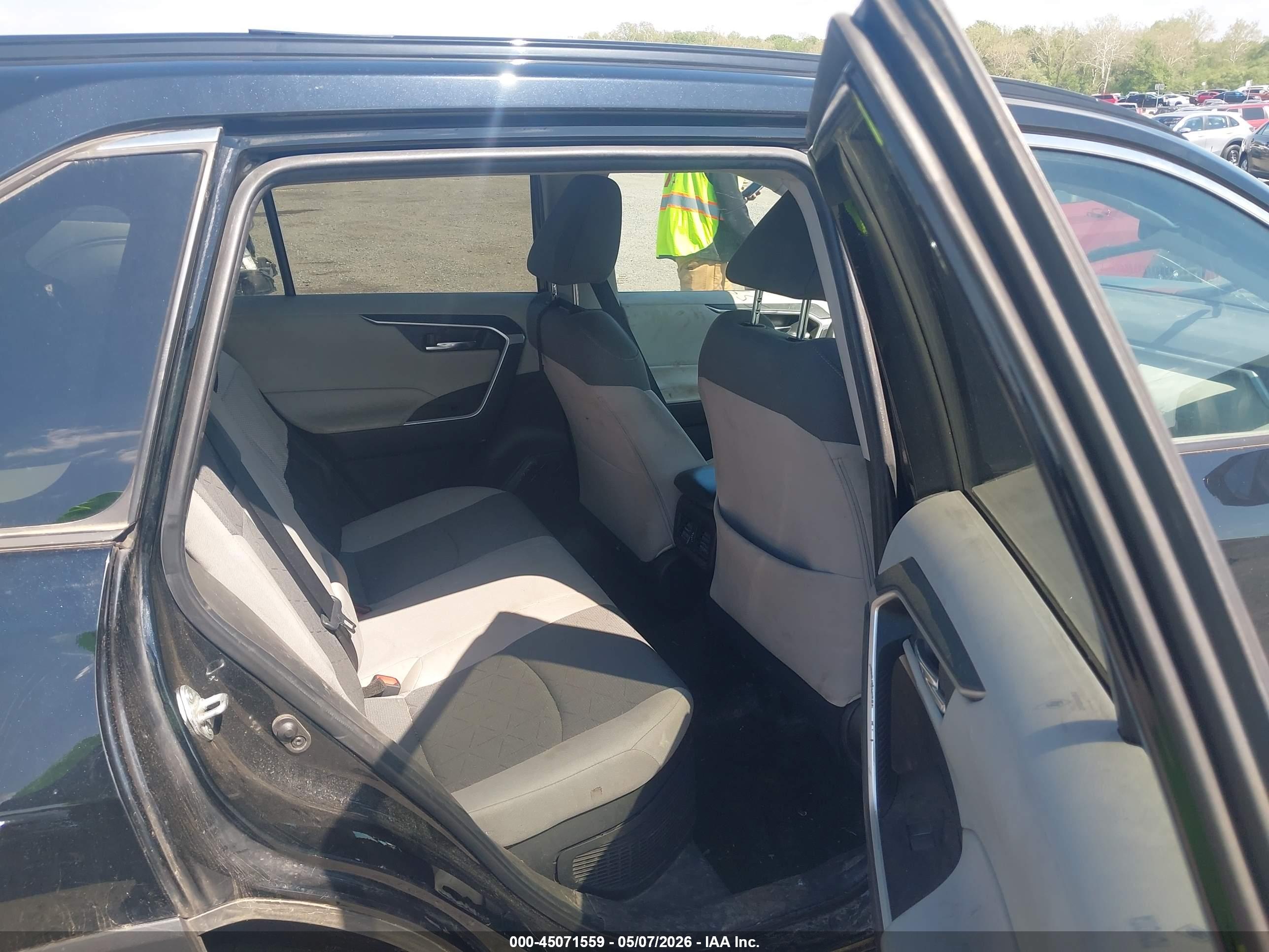 TOYOTA RAV4 image 8