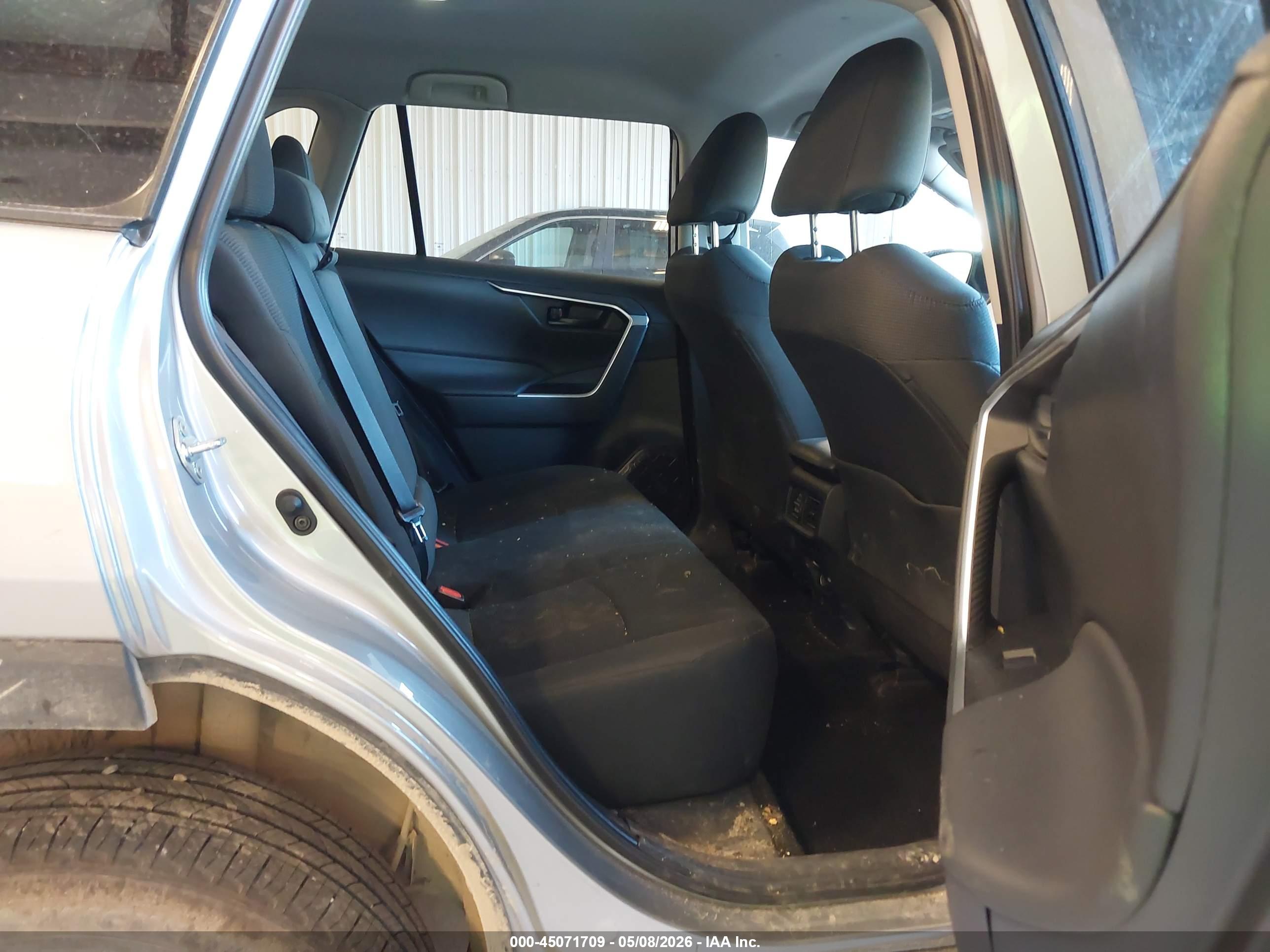 TOYOTA RAV4 image 8