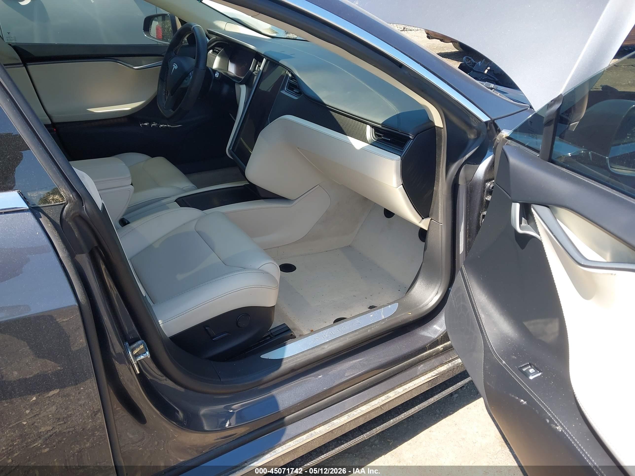 TESLA MODEL image 5