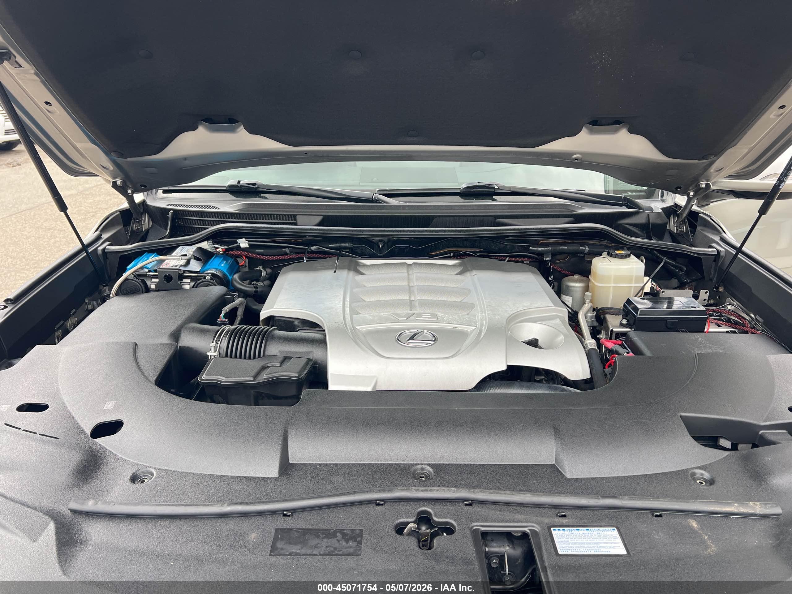 LEXUS LX image 10