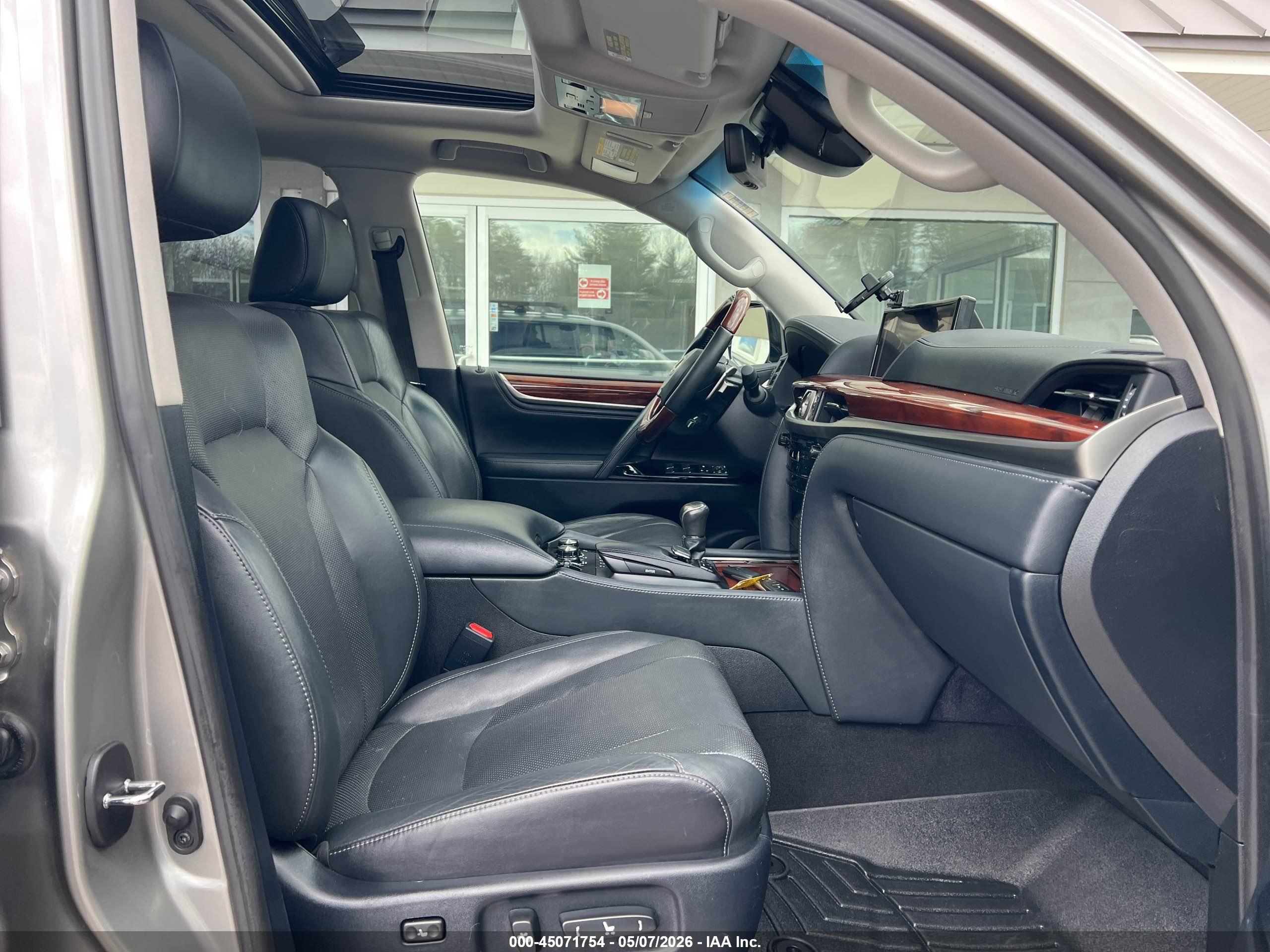 LEXUS LX image 5