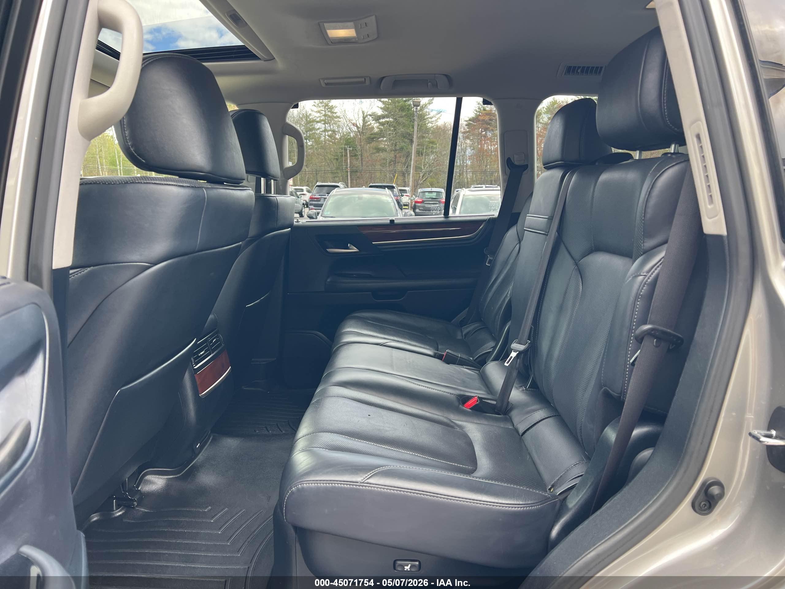 LEXUS LX image 8