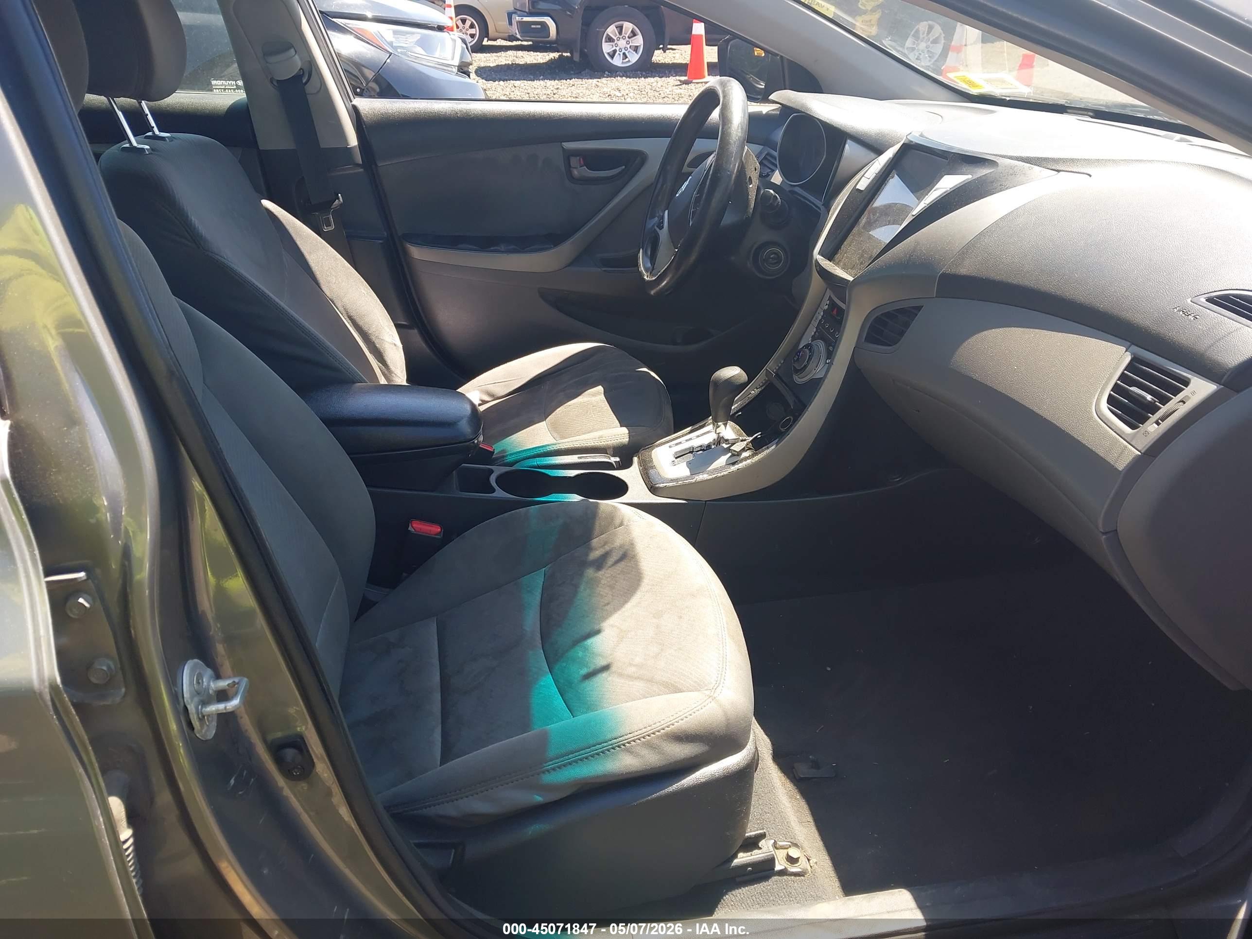 HYUNDAI ELANTRA image 5