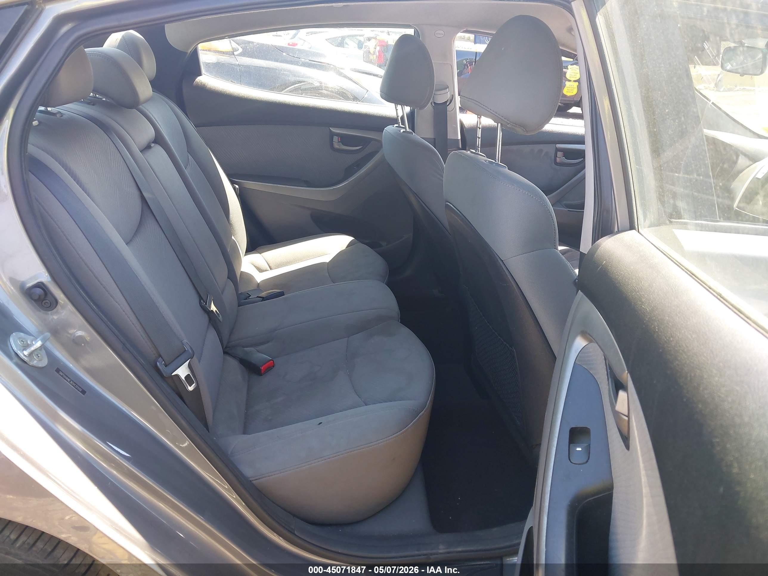 HYUNDAI ELANTRA image 8