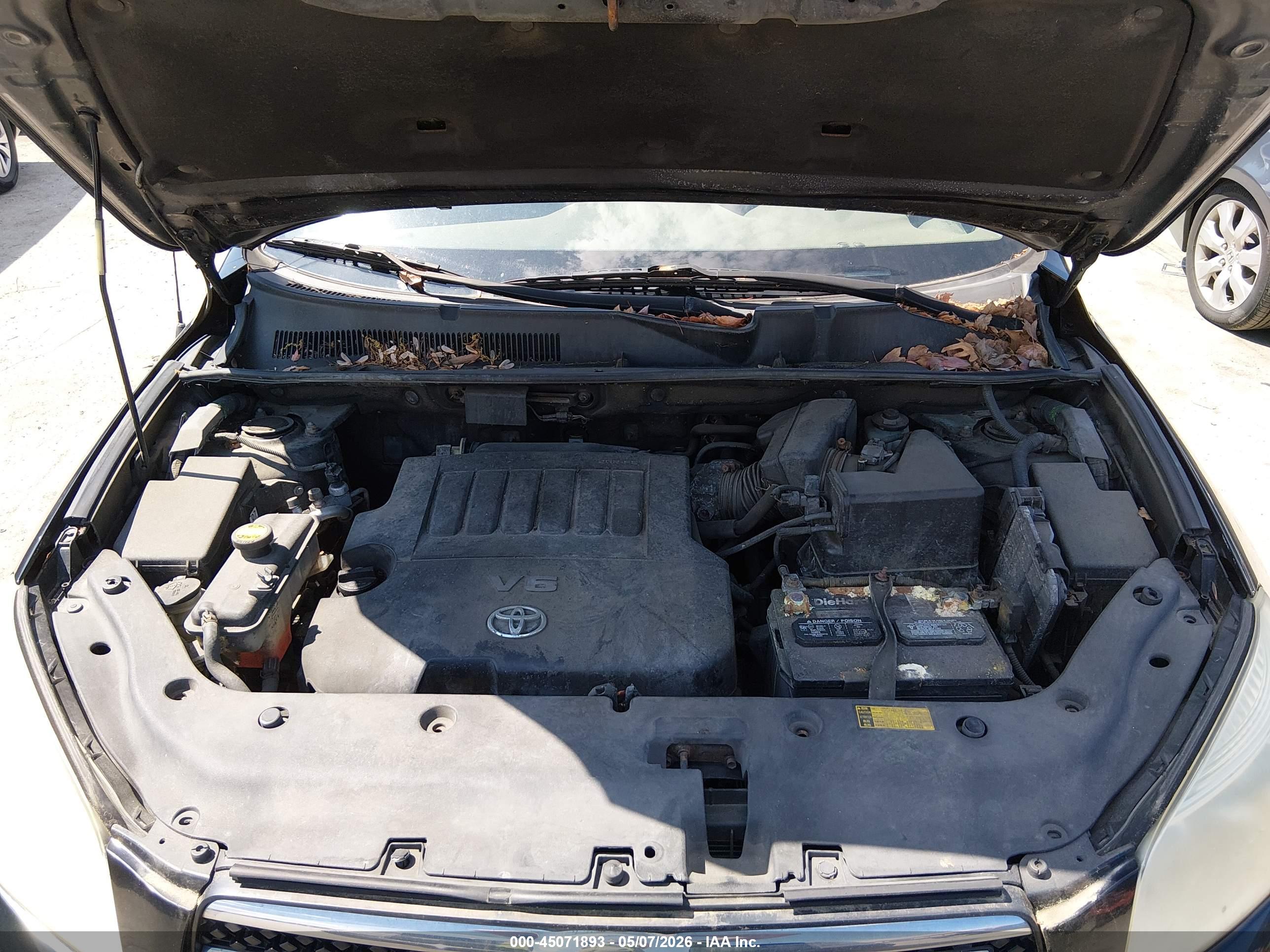 TOYOTA RAV4 image 10