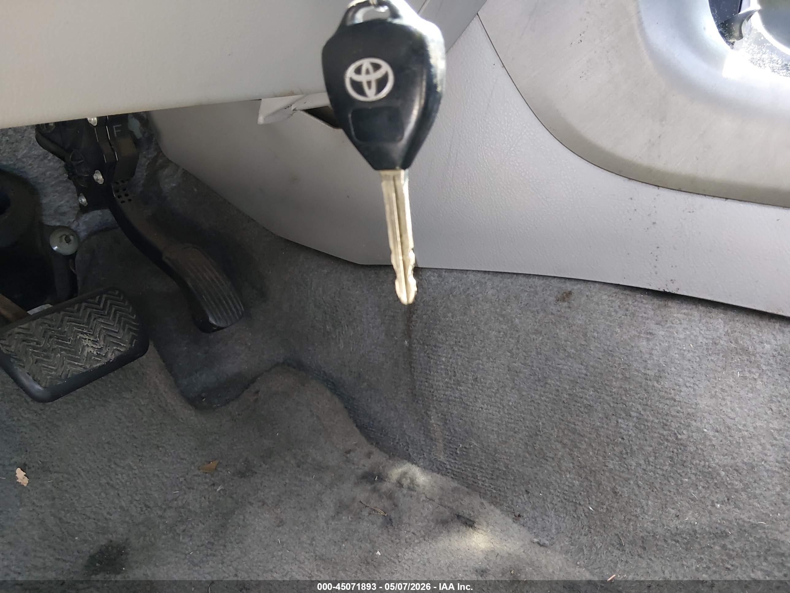 TOYOTA RAV4 image 11