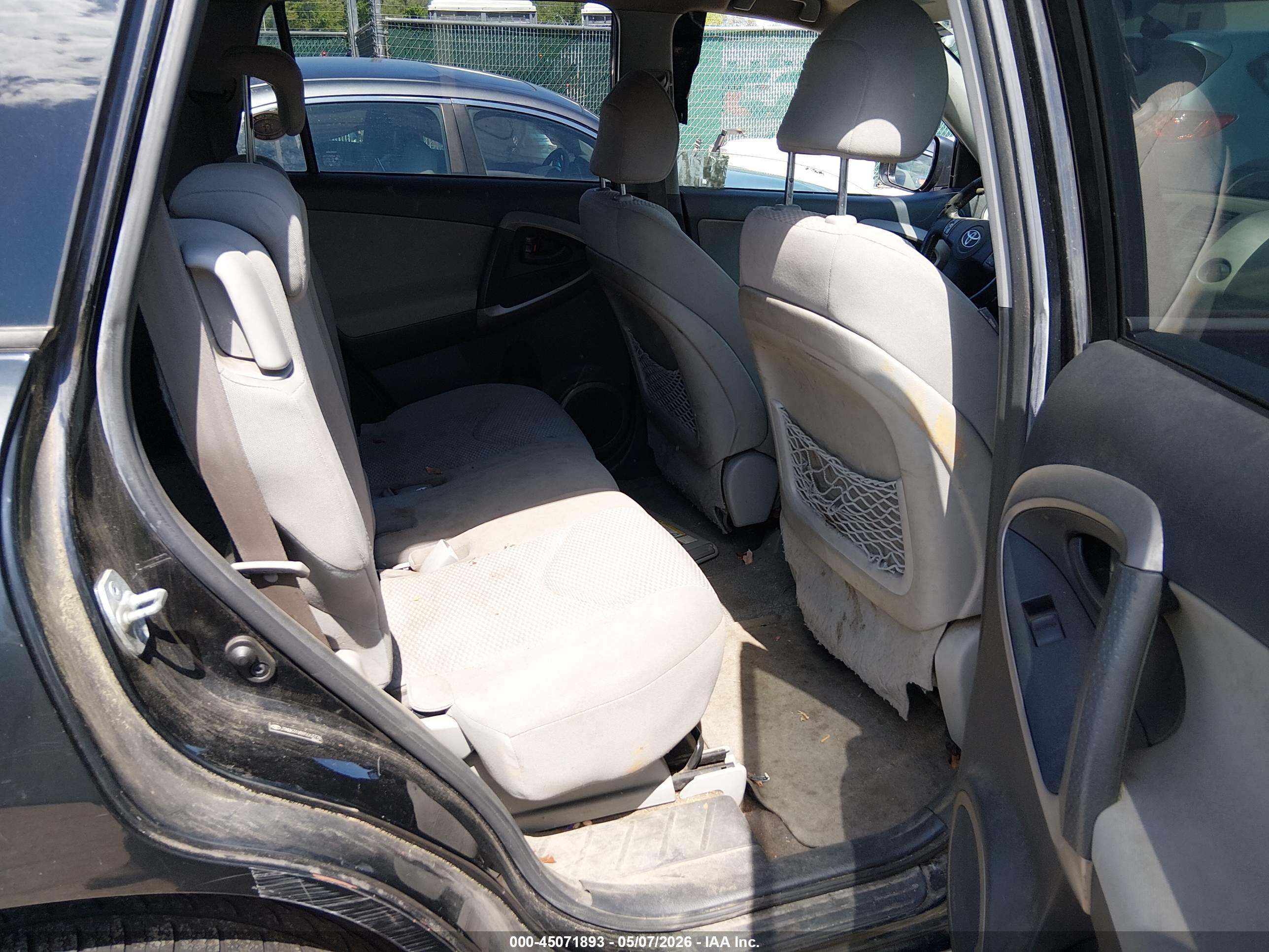 TOYOTA RAV4 image 8
