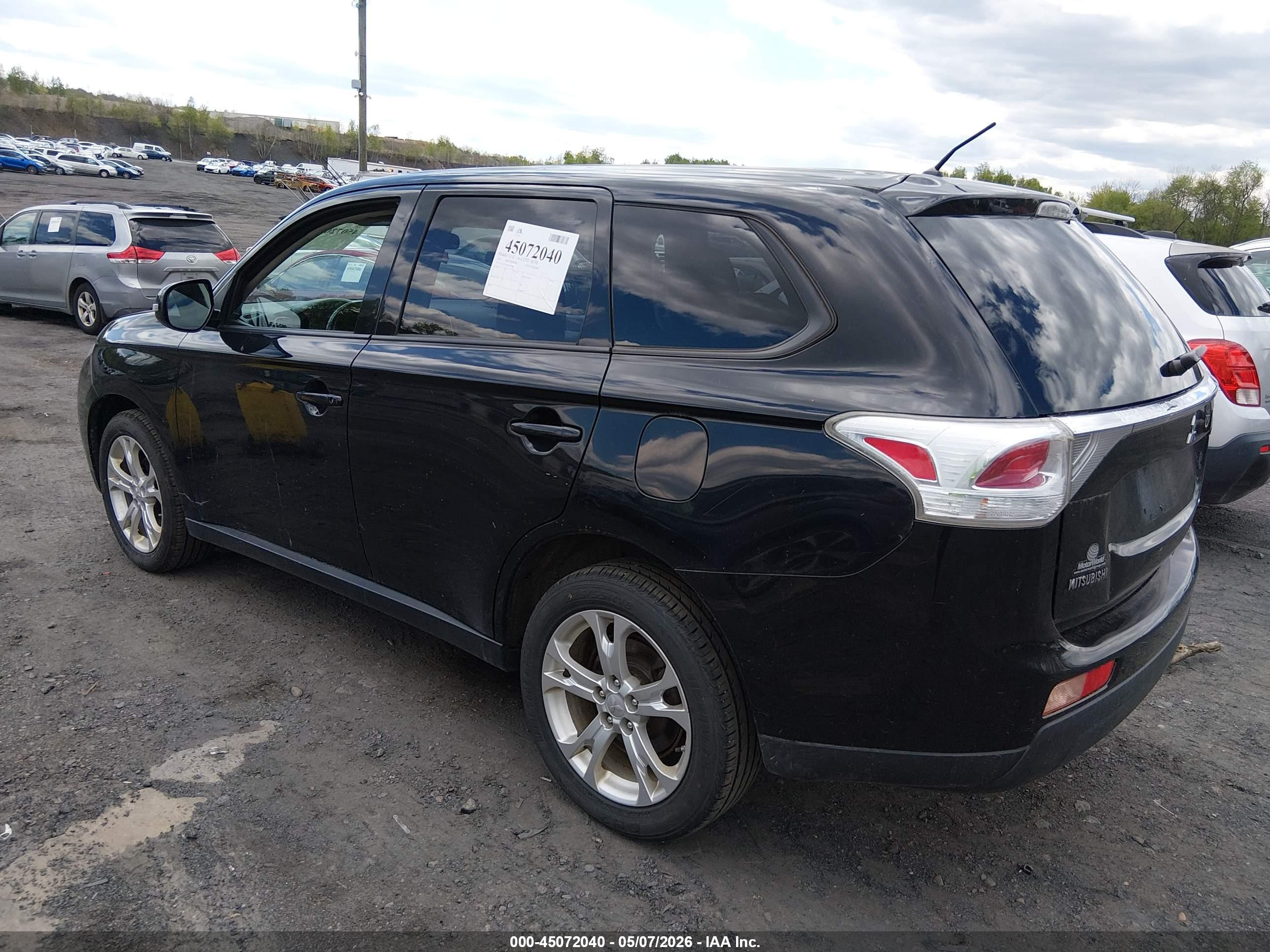 MITSUBISHI OUTLANDER image 3