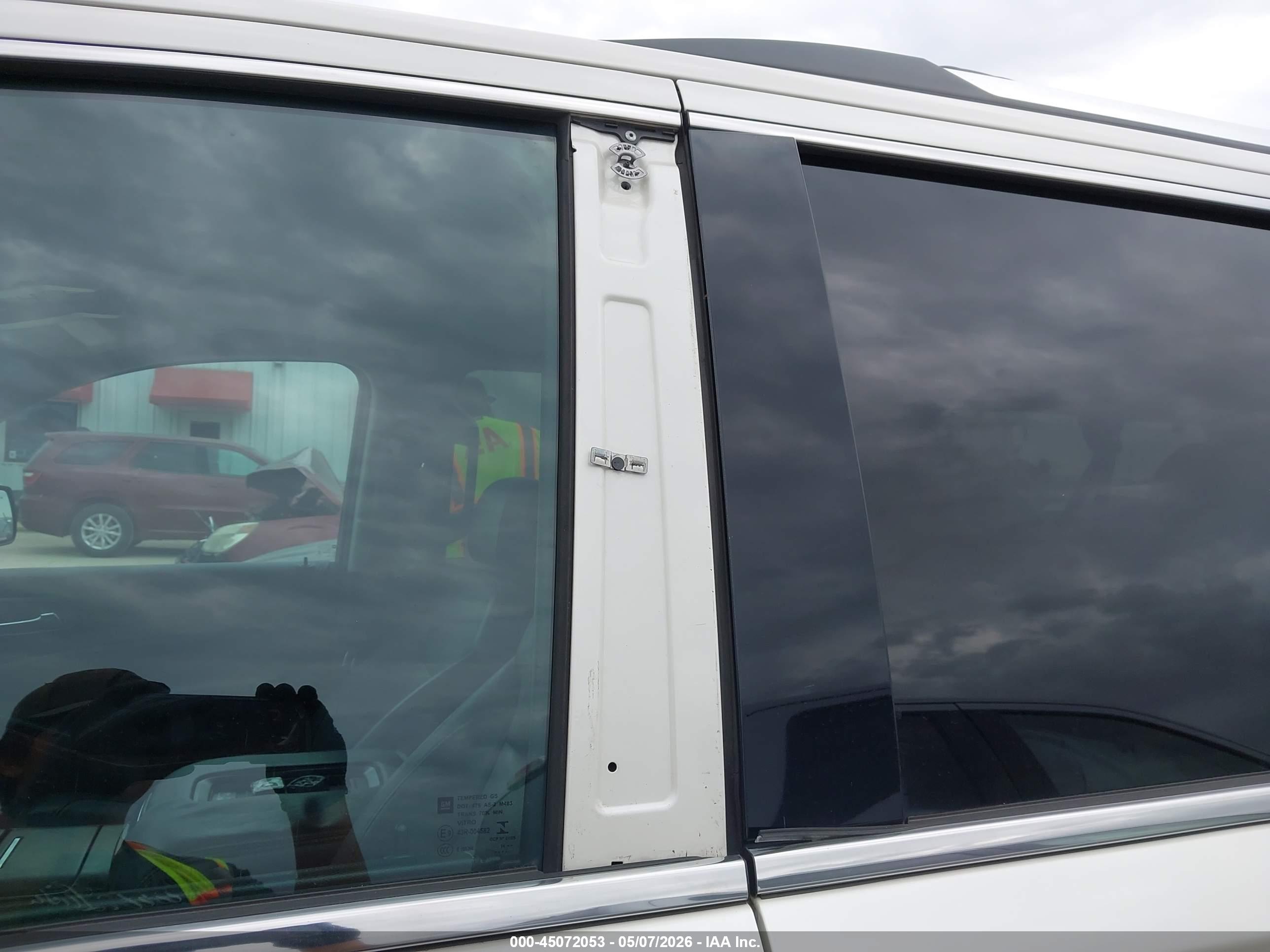 CHEVROLET SUBURBAN image 6
