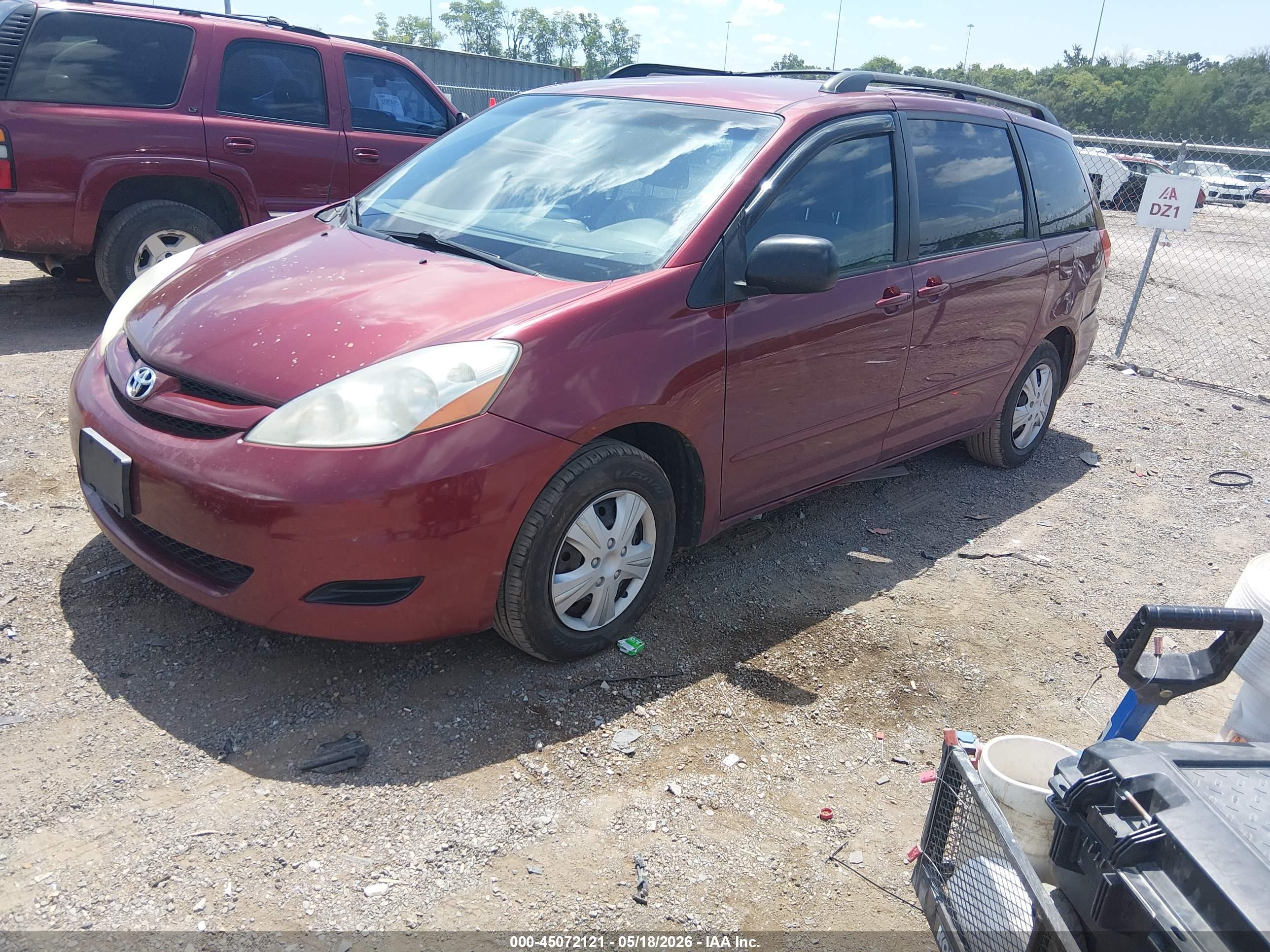 TOYOTA SIENNA image 2