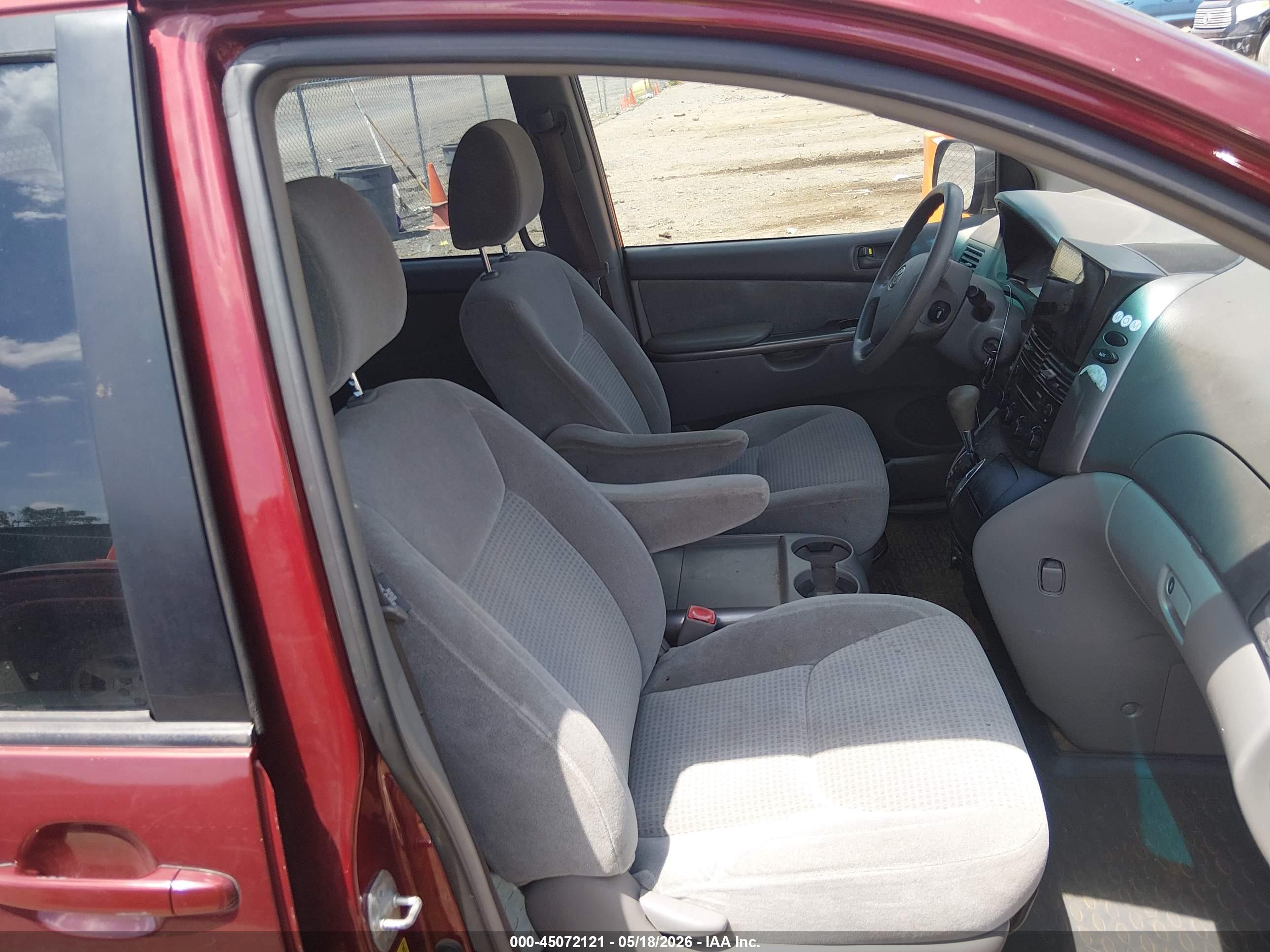 TOYOTA SIENNA image 5