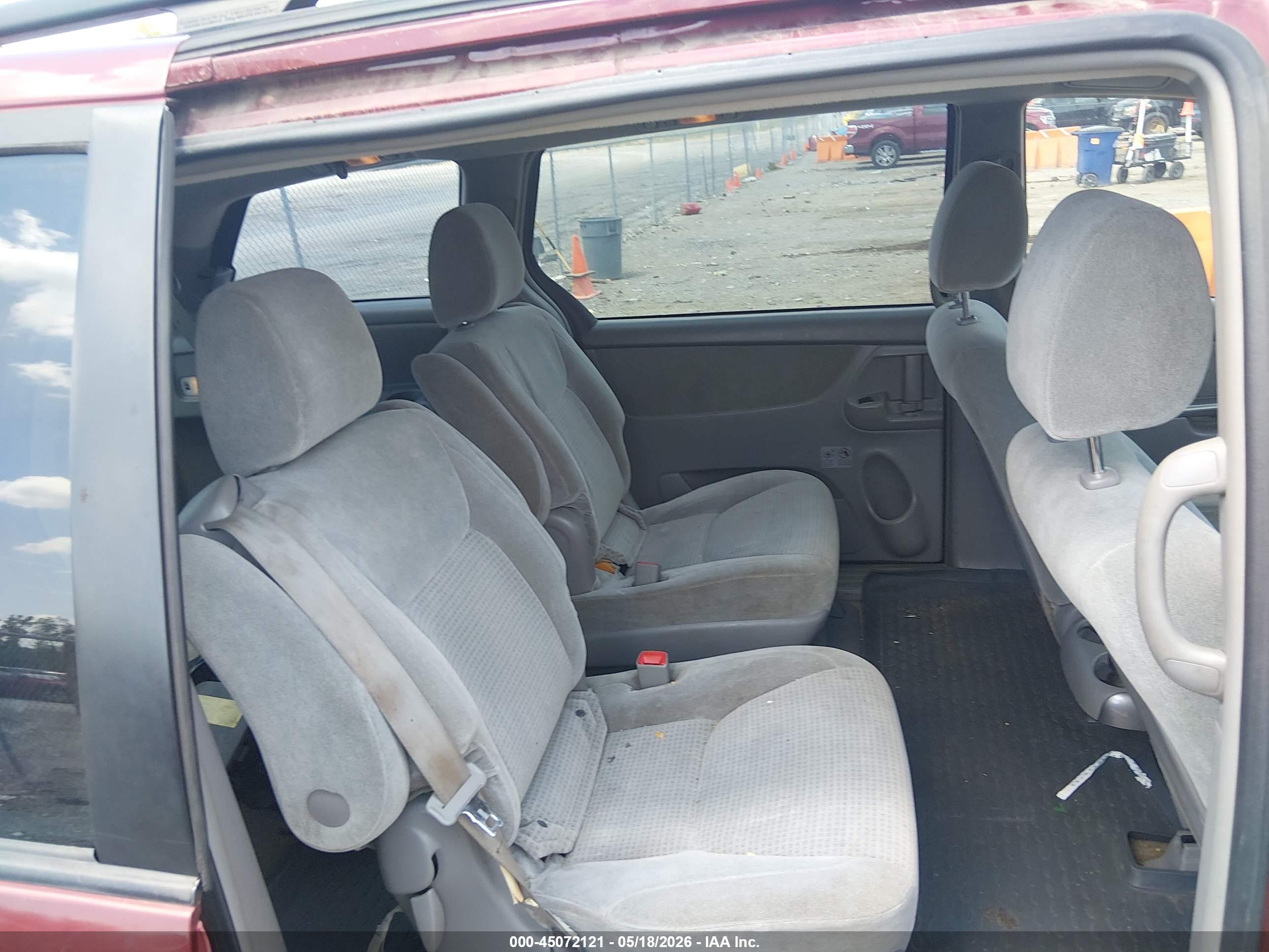 TOYOTA SIENNA image 8