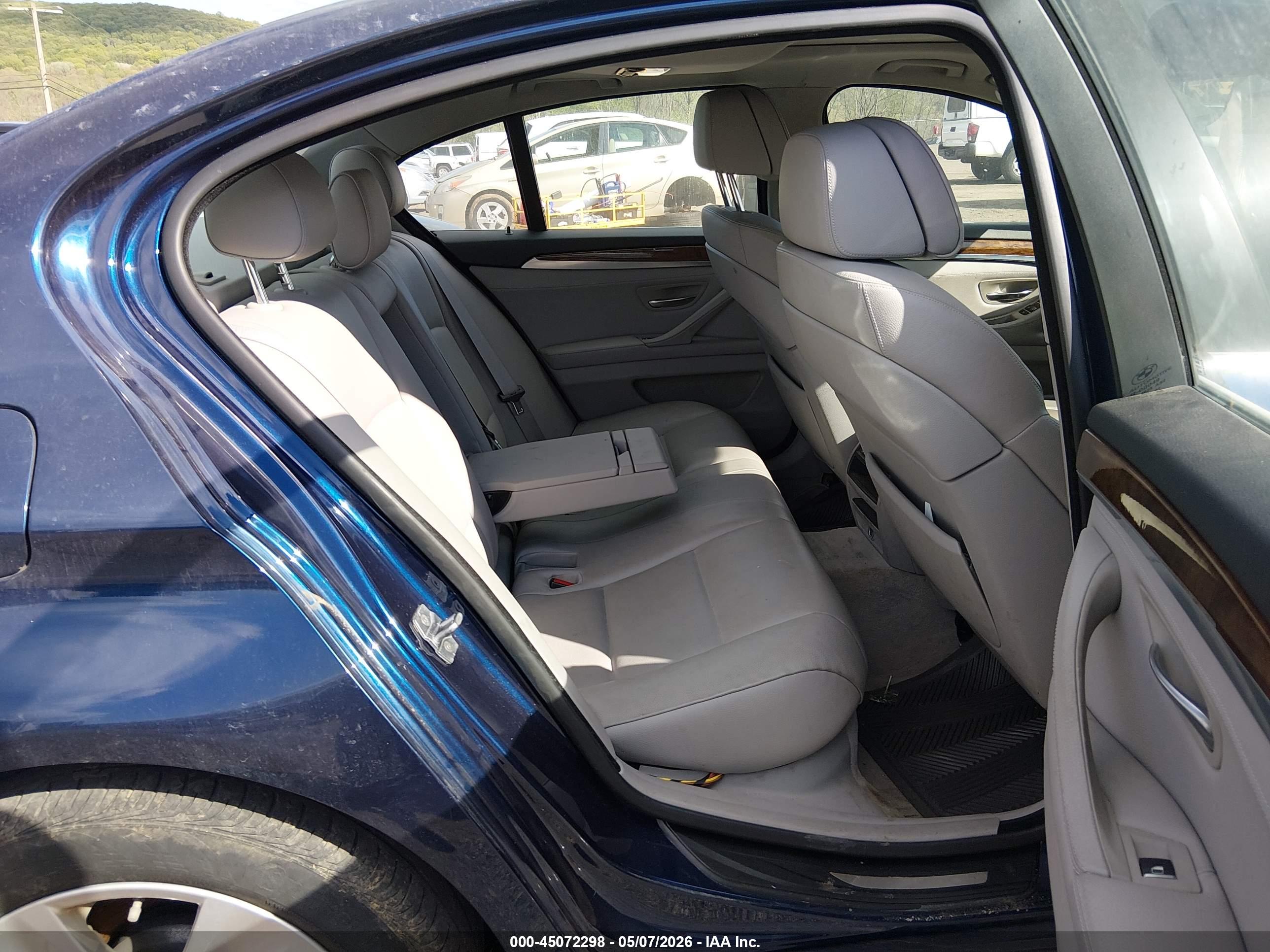 BMW 528I image 8