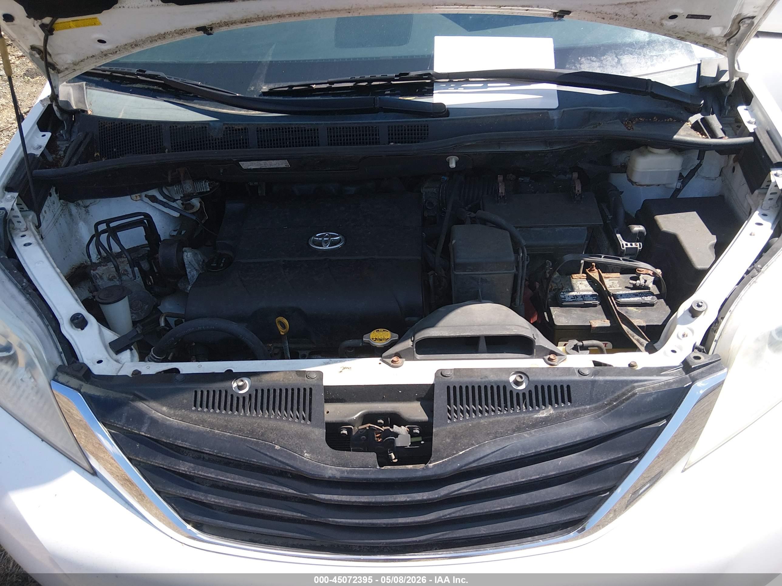 TOYOTA SIENNA image 10