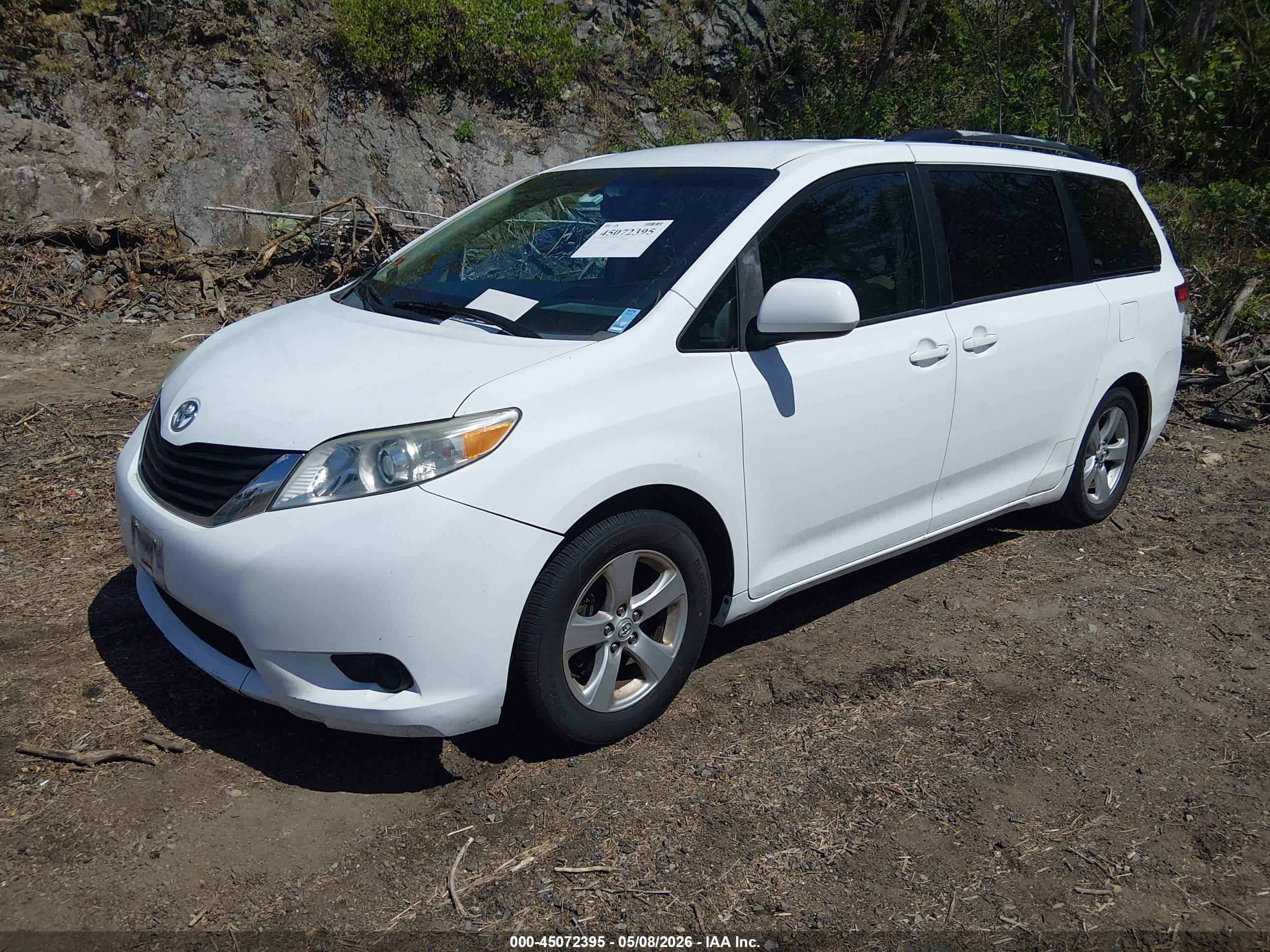 TOYOTA SIENNA image 2