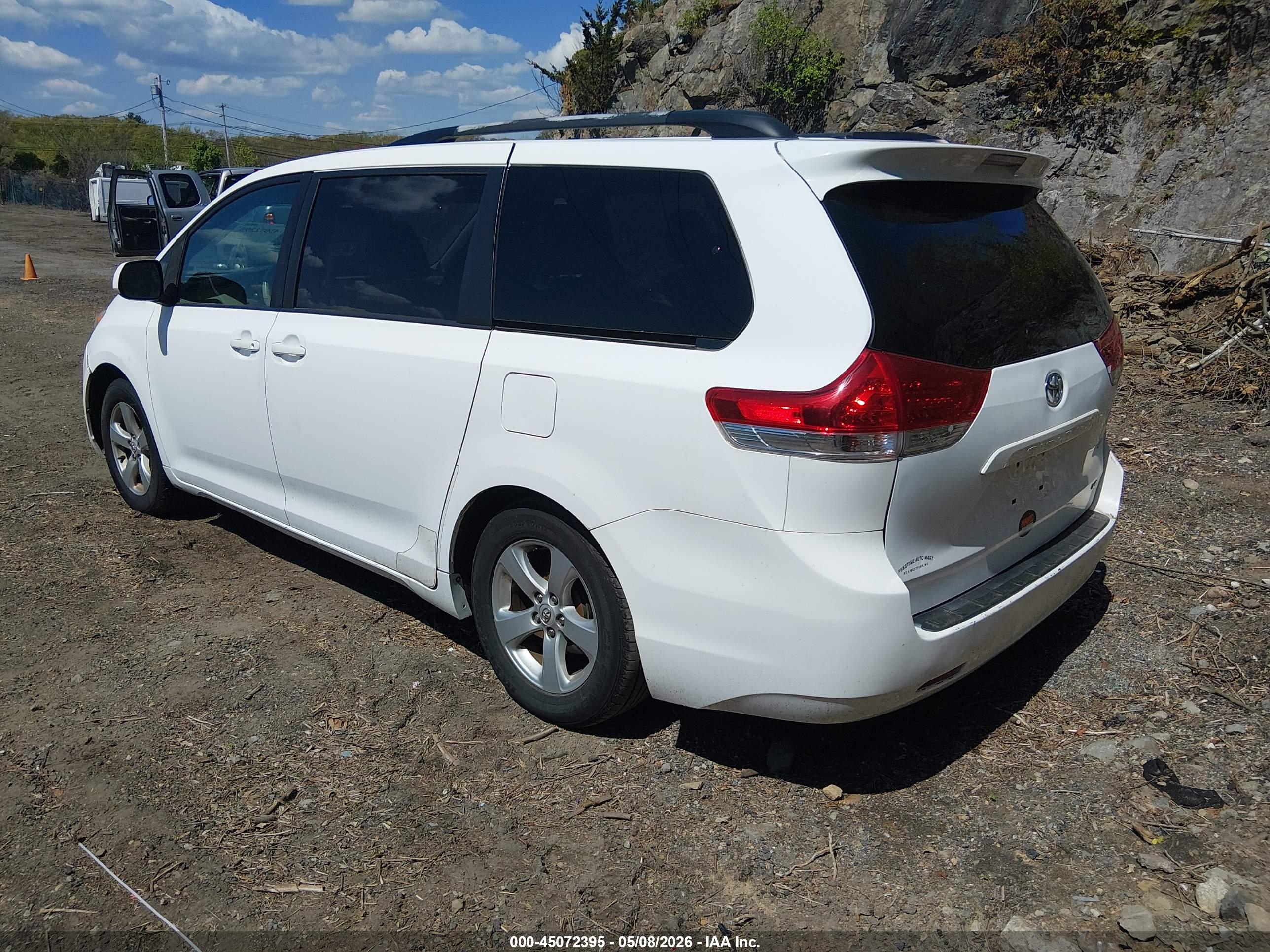 TOYOTA SIENNA image 3