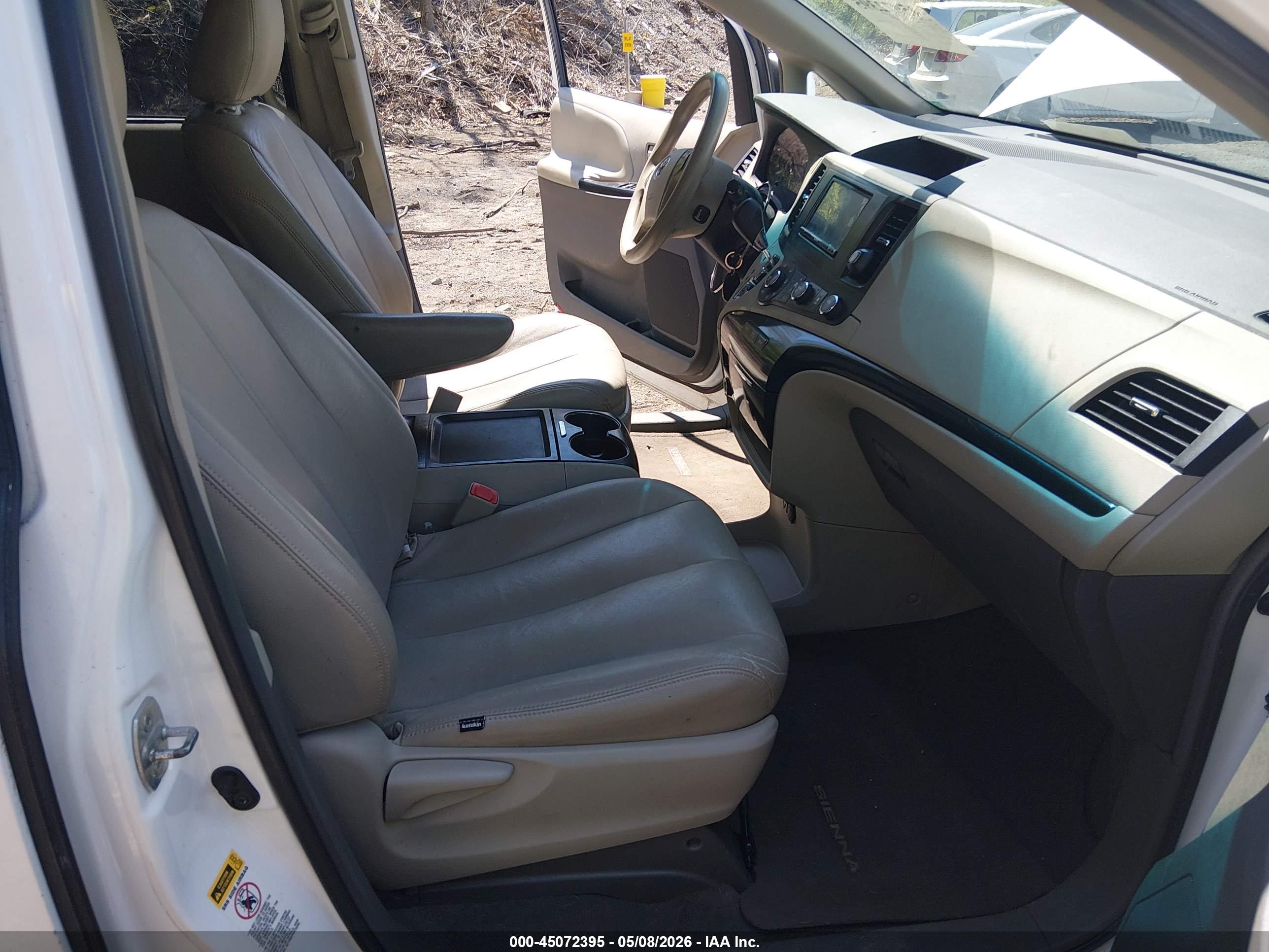 TOYOTA SIENNA image 5