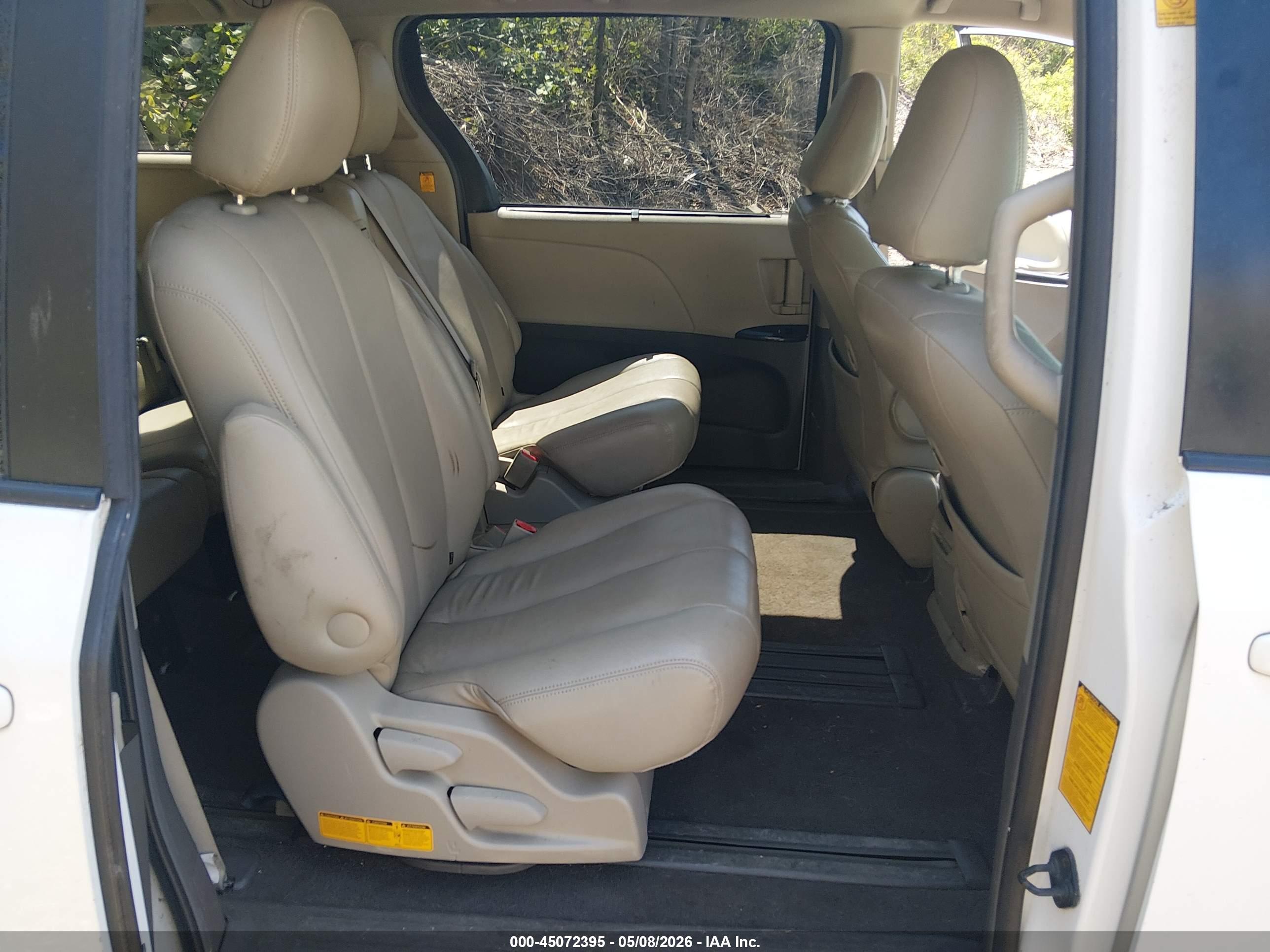 TOYOTA SIENNA image 8