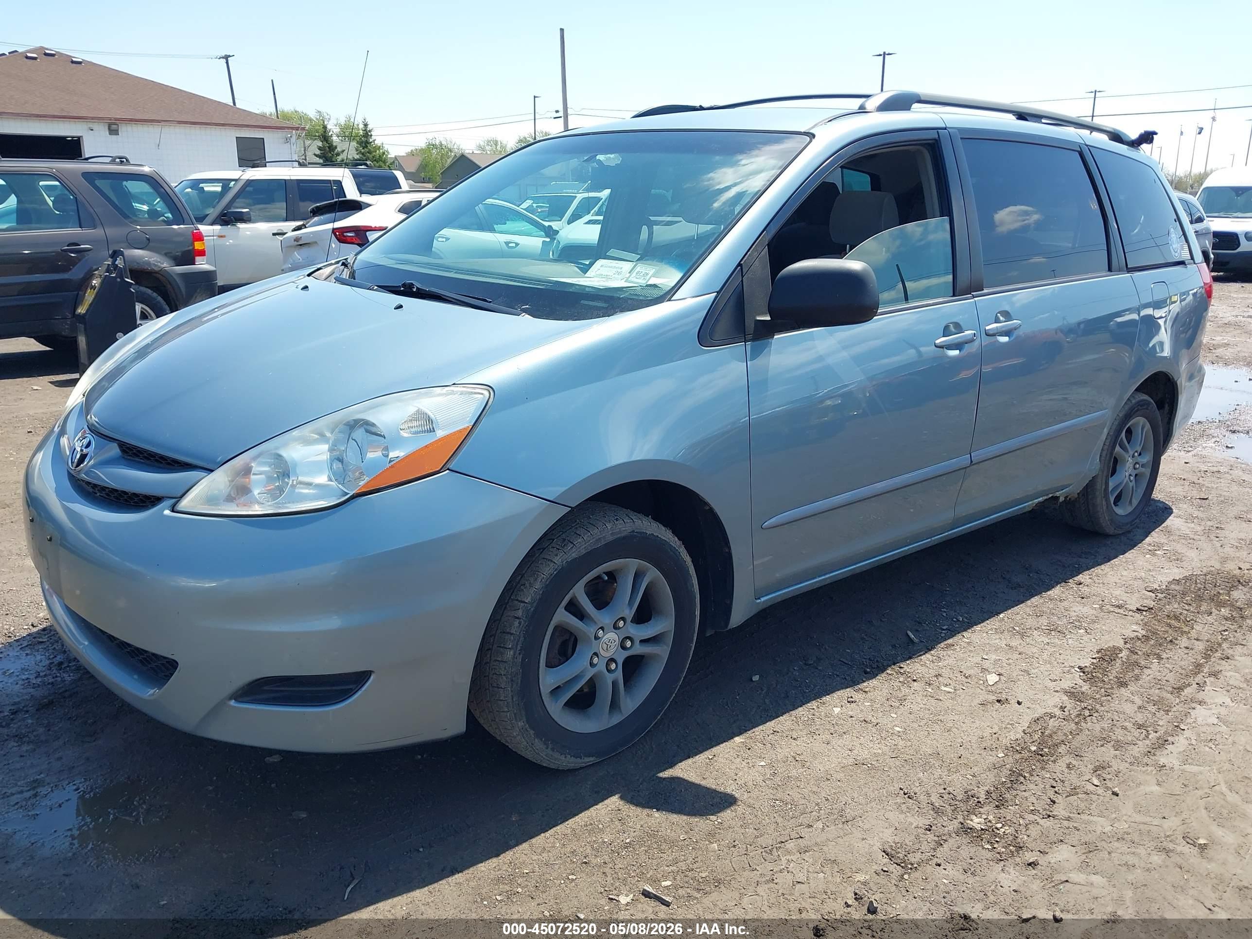 TOYOTA SIENNA image 2
