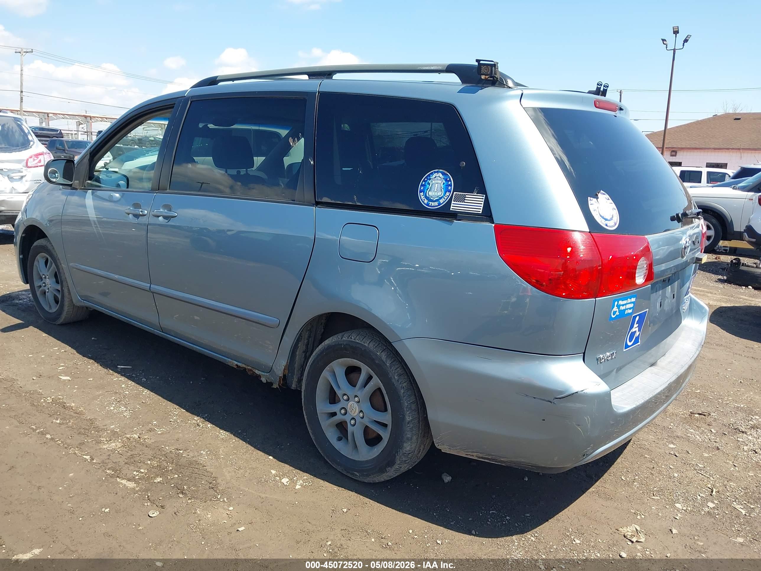 TOYOTA SIENNA image 3